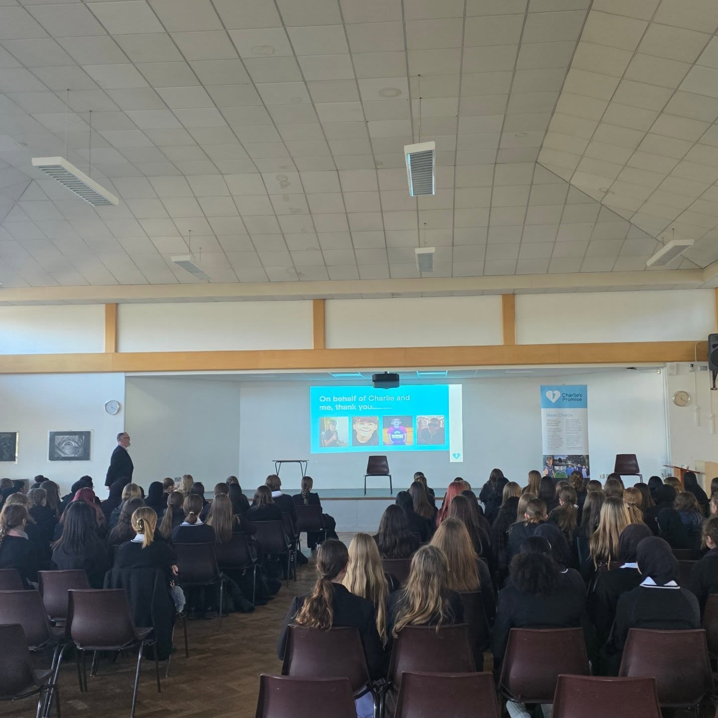 What a lovely school @millaisschool in Horsham is.
Both teachers and students were incredibly kind and it was lovely to see Sally from @sussexpoliceforce
The questions that I was asked at the end really showed the maturity of these girls.
Please remember you can report ALL knife carriers anonymously through @fearlessuk or on 0800 555 111
Always loved always missed Cheeks 🩵
#StopKnifeCrime ##education #educational #strongertogether