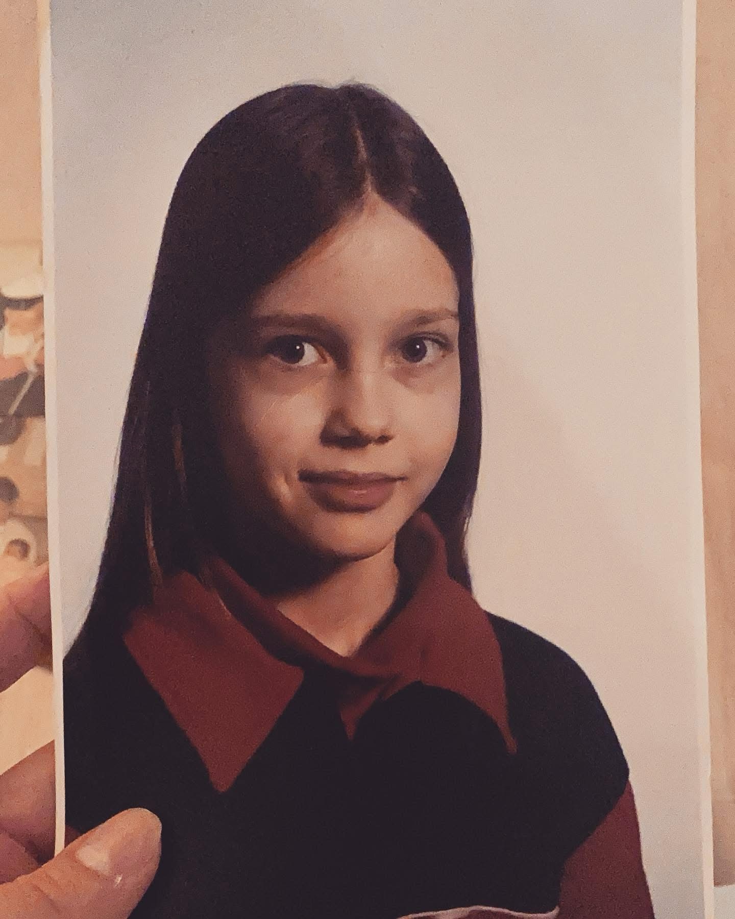 Lapsen oikeuksien viikko 17.–23.11.2025, teemana ”Jokaisella lapsella on oikeus kuulua”. Tänään lapsen oikeuksien päivä!
Jokaisella lapsella on oikeus kokea olevansa osa yhteisöä – ja tulla aidosti kuulluksi. Silti lähes puolet lapsista ja nuorista kokee, että heidän mielipidettään kysytään liian harvoin heitä koskevissa asioissa (LSKL 2024).
YK:n Lapsen oikeuksien sopimus muistuttaa: lapsen näkemyksellä on väliä. Jokaisella lapsella on oikeus osallistua, ilmaista mielipiteensä ja kuulua turvallisesti omiin yhteisöihinsä. Erityistä huomiota tulee antaa niille lapsille, joiden oikeudet toteutuvat heikoimmin.
Muuttuvassa maailmassa yksi tärkeimmistä asioista on tämä: lapsi saa tuntea, että hän kuuluu – ja että häntä kuullaan.🧡
#lapsenoikeuksienviikko #lapsenoikeuskuulua #jokainenlapsiontärkeä #lapsenoikeuksienpäivä