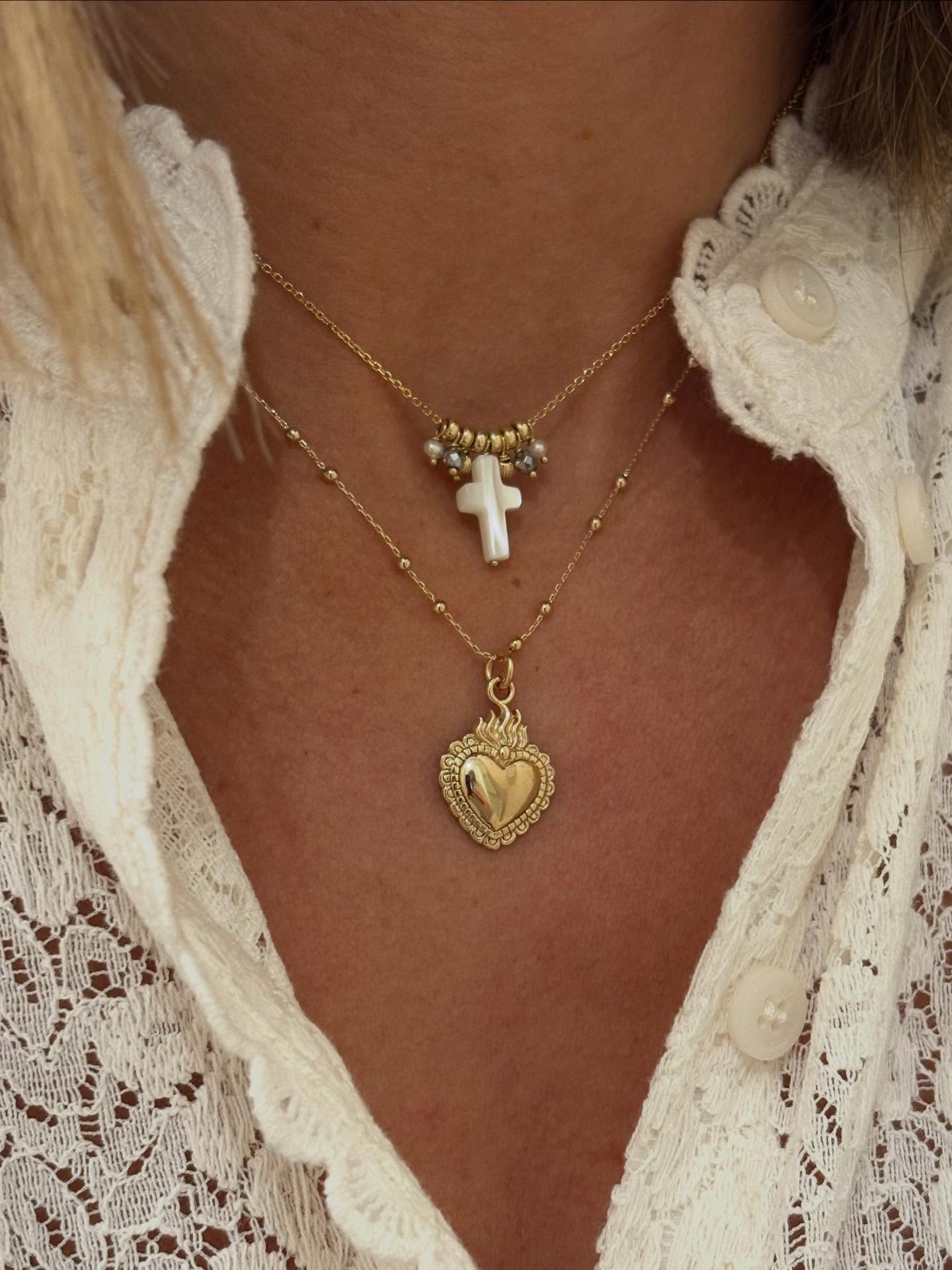 Duo colliers Croix et cœur en plaqué or. Collier croix nacre, hématites et perles d’eau douce 49€, collier cœur 59€. Disponibles sur l’eshop et en boutique. #bijoux #jewels #jewellery #jewelry #jewellerymaker #jewelleryoftheday #bijouxdorés #bijouxcréateur #bijouxfaitmain #bijouxartisanaux #necklace #necklaces #collier #colliers #colliercréateur #filledavril #filledavrilboutique