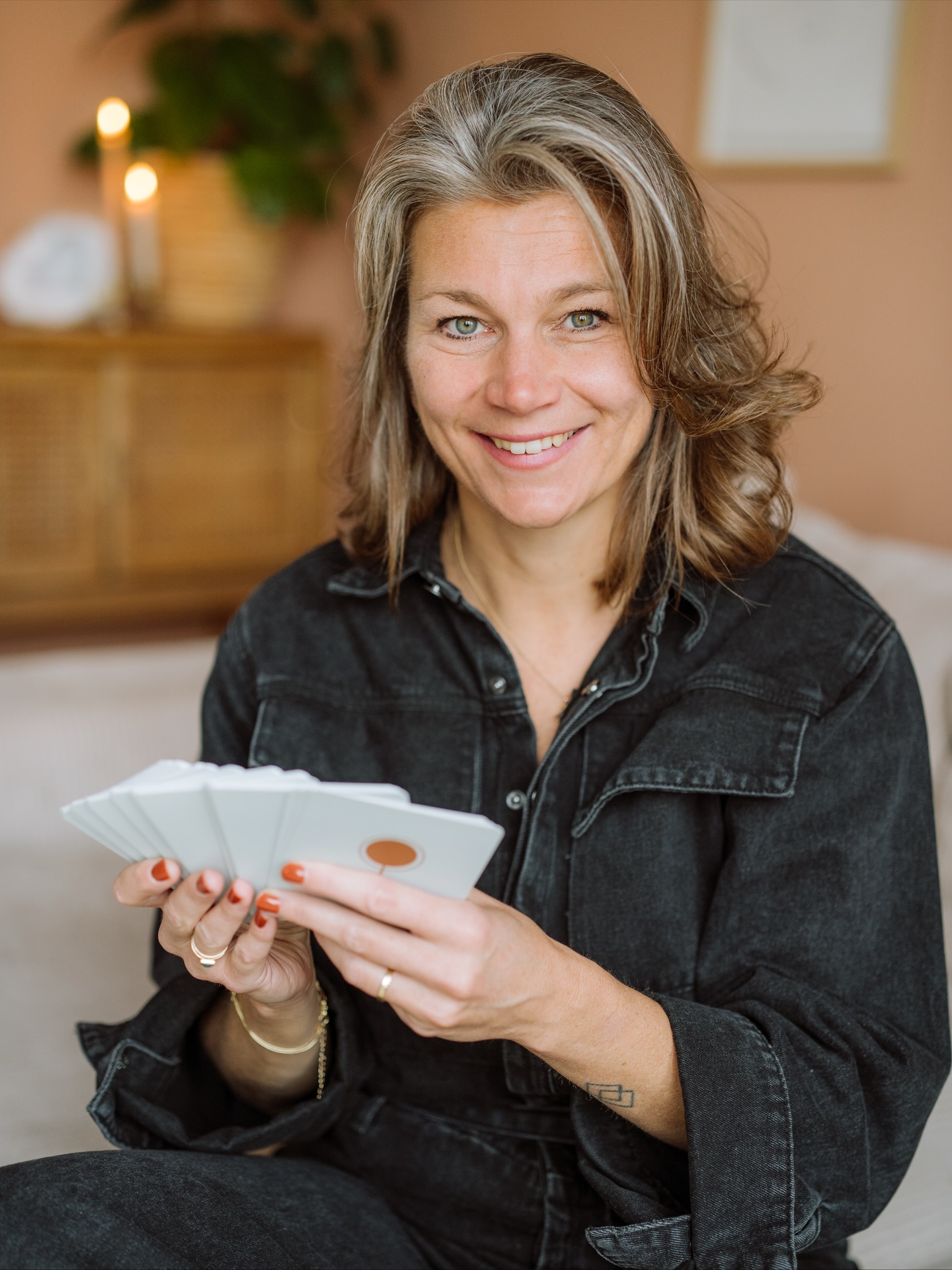Of ik foto’s wilde maken van de @naturalflowcards van @natuurlijkmarieke . Maar Natuurlijk!😉
Marieke heeft een eigen kaartenset ontworpen! En toen ze eenmaal de eerste set definitief in handen had, was het tijd voor de fotoshoot. Zo leuk om nog even een laatste stukje mee te mogen werken in haar grote creatieve project