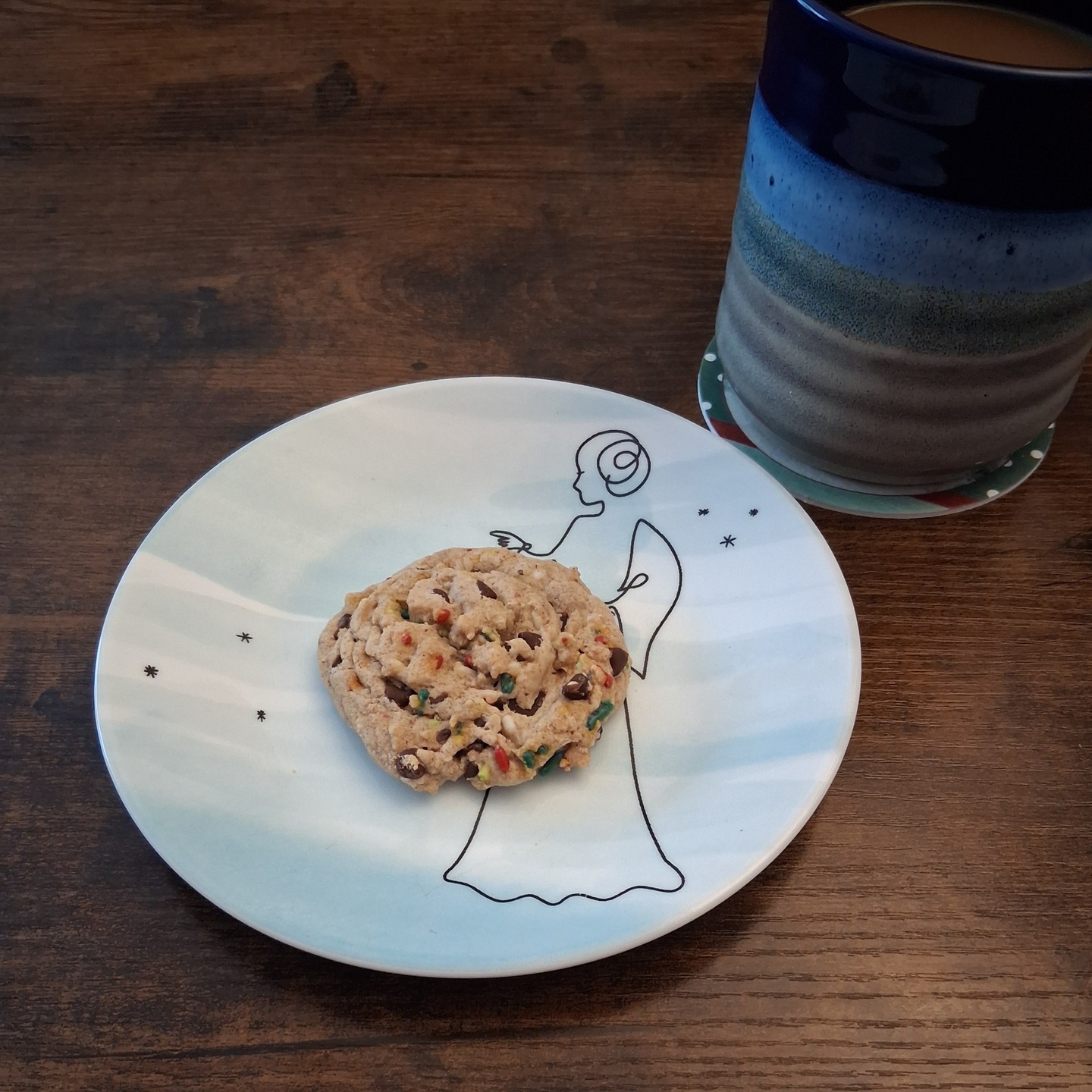 You know you’re an adult when a home-baked cookie for breakfast feels slightly rebellious...and also completely justified.😉
It is not every day/week/month that I enjoy a cookie with my morning coffee…
But today is not your typical everyday.
Today is Dec. 1st - the last first of the year.✨☕🍪
And this delicious little moment?
It is made by the magic hands of @natashaonpaper, who somehow manages to create planners and cookies that make my whole Monday morning better.💛 Here’s to a sweet start for December...literally.😉
#BitByBitWithBecca #LastFirstOfTheYear #CoffeeAndCookie #MorningMagic #TulaXII #FestiveFeels #StarWarsStyle #LeiaVibes #CozyDecember #HomemadeHoliday