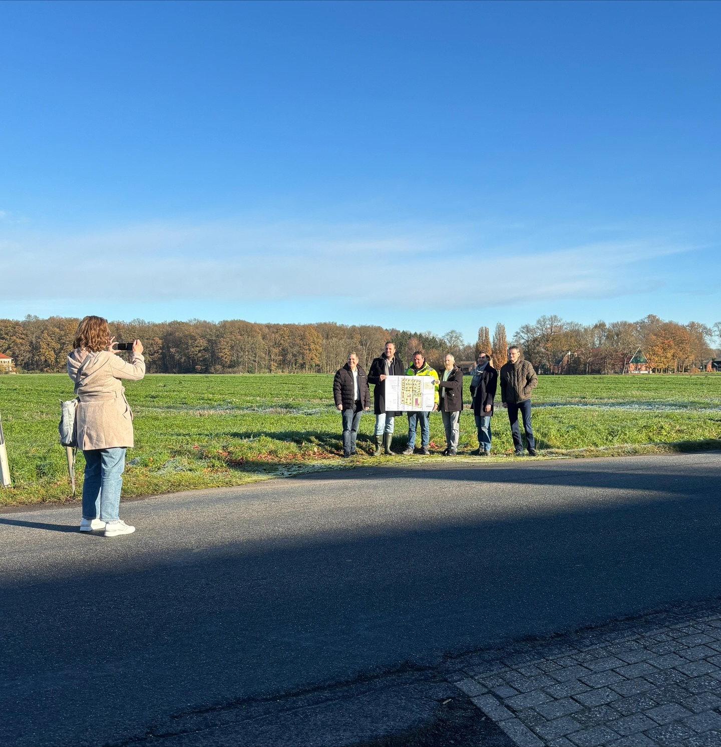 Es gibt hammer Neuigkeiten! ✨
Wir haben heute unser neies #Quartiersprojekt bekanntgegeben. In Lutten entsteht in den nächsten 24 Monaten+ Niedersachsens zweites CO2-Neutrales Wohnquartier. Wir freuen uns sehr, das sehr erfolgreiche Konzept nun auch in #Lutten zu verwirklichen. Über die wichtigen innovativen Neuerungen gegenüber unser erstem Quartier in Steinfeld werden wir Euch auf dem Laufenden halten.
Ihr wollt noch mehr davon erfahren? Schaut auf unserer Homepage vorbei: www.quartier-lutten.de und @gemeindegoldenstedt
Alle weiteren Infos folgen in den kommenden Wochen!
#co2neutral #bauprojekt #lutten #goldenstedt #vechta #neubausiedlung #borgerdingheese #steinfeld #niedersachsenserstesco2neutralesquartier #autarkie #co2neutraleswohnen #bau #innovation #qng