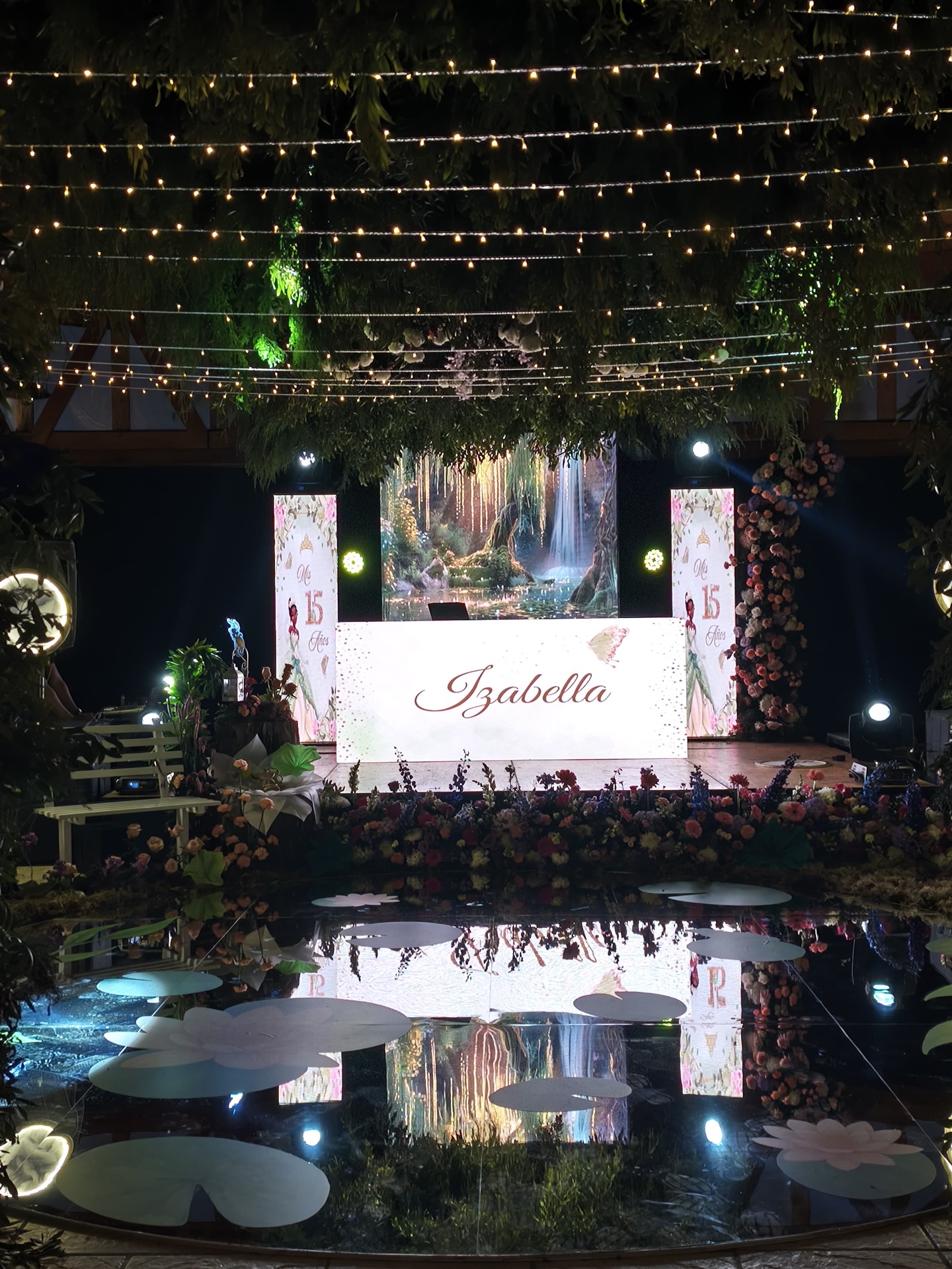 ✨ Los 15 de Izabella ✨
Anoche fuimos parte de un sueño hecho realidad. Cada luz, cada detalle y cada momento brilló para celebrar esta nueva etapa llena de magia, alegría y futuro.
Gracias, Isabella, por confiarnos tu noche más especial. 🌙💫
#DescargaProducciones #QuinceAños #EventosConMagia #IsabellaXV #MomentosInolvidables