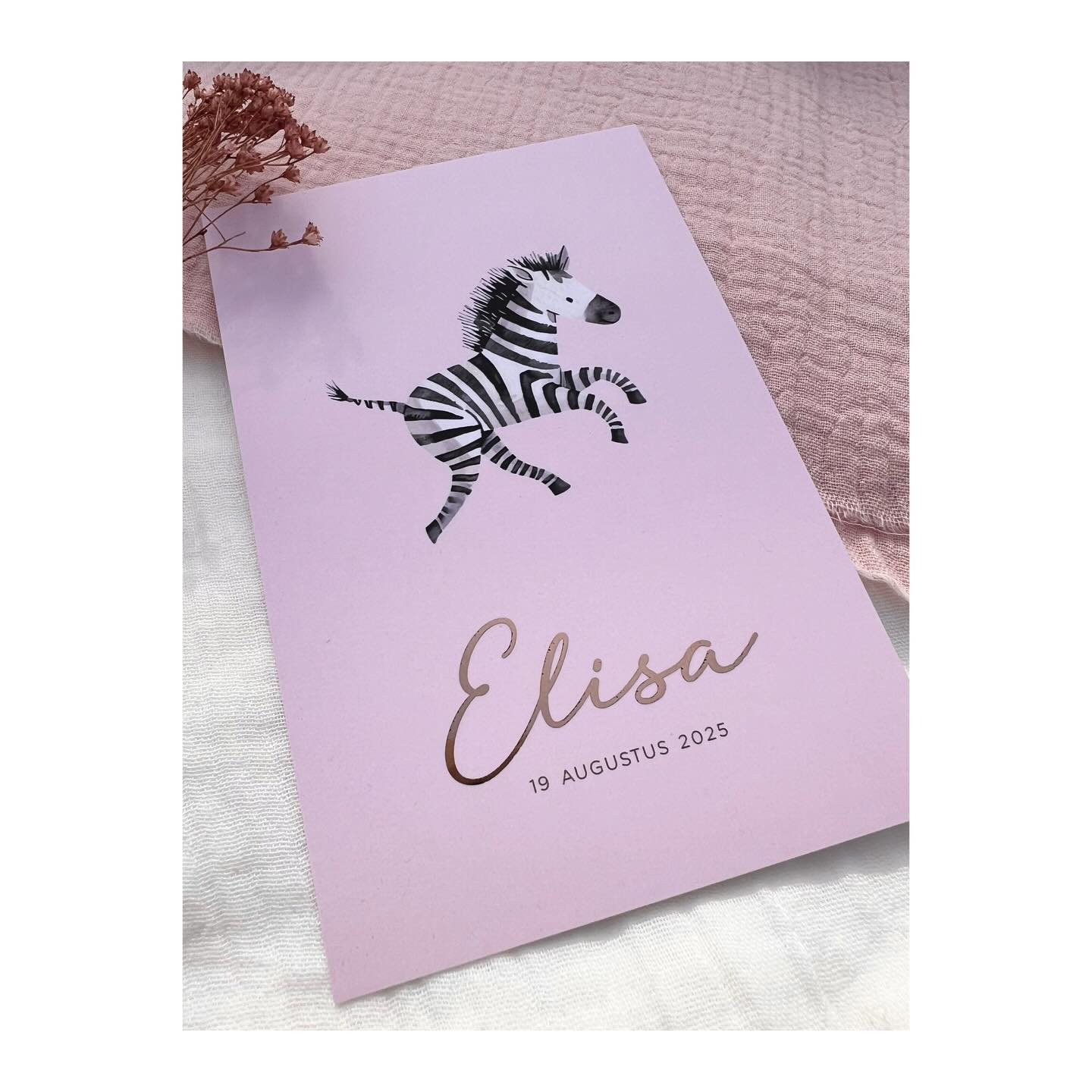Welkom Elisa 🦓
Een schattig zebra-kaartje met roségouden foliedruk voor Elisa.
#geboortekaartmeisje #geboortekaartmetfolie #geboortekaartjeopmaat