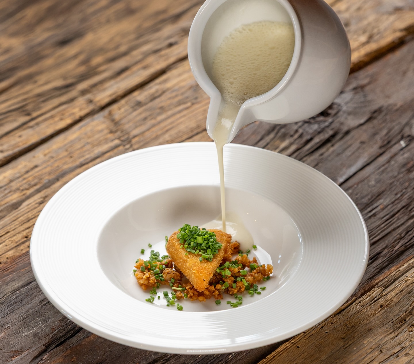 Unsere Schaumsuppe mit gebackenem Sellerie und Iberico-Grammlen – ein kleiner Genussmoment. 🥣✨🤍
#holzhütte #leibnitz #leibnitzaktuell #neuesausderregion #südsteiermark #suedsteiermark #visitsuedsteiermark #visitsüdsteiermark #gasthaus #restaurant #wirtshaus #seggauberg #südsteiermark #seggauberg #leibnitz #weingartenliebe #regionalgenießen #wirtshauszeit #steirischgut #genussplatz