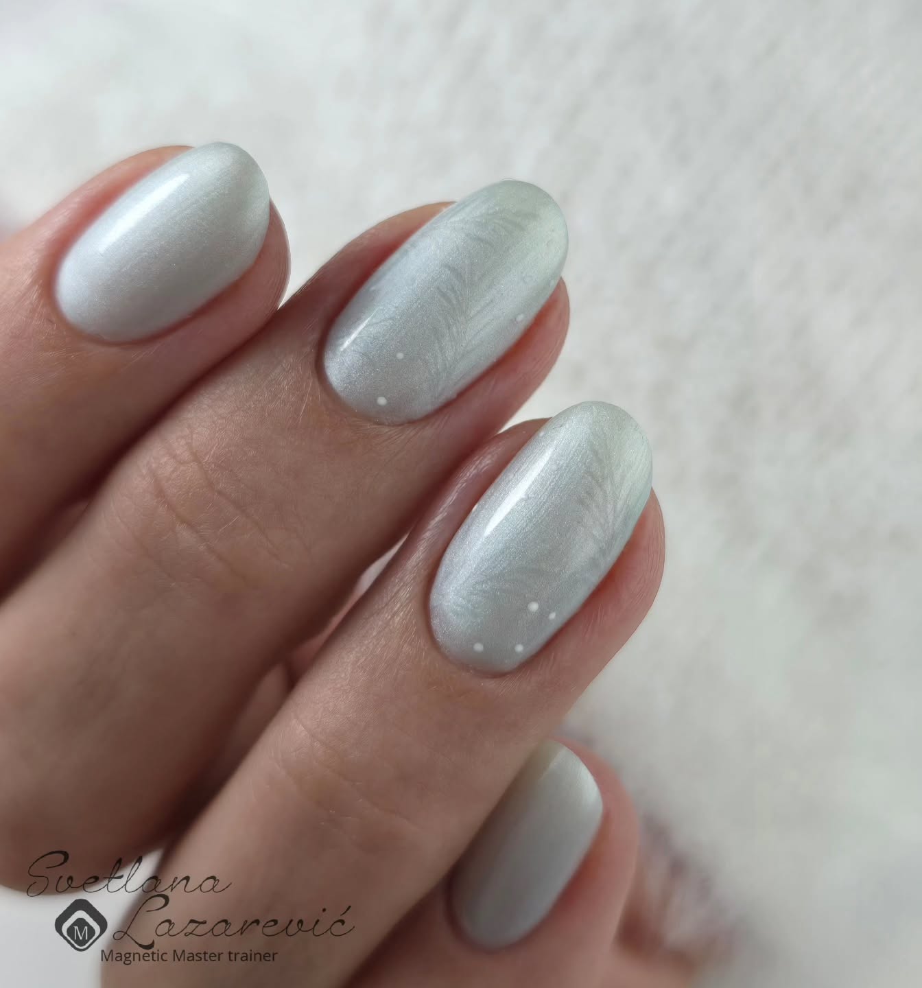Ein kleines bisschen Winter-Eleganz ✨
Diese Nägel in „Perl 4“ von @magneticnaildesign haben genau den sanften, cozy Glow, den ich liebe – soft, edel und mit einem Hauch von Frost-Vibes 🤍
So simple, so clean, so pretty.
---
A touch of winter elegance ✨
These nails in “Perl 4” by @magneticnaildesign have that soft, cozy glow I adore – simple, classy, and a hint of frosty vibes 🤍
Clean, minimal and oh so pretty.
.
.
#@magneticnaildesign #nailperfection #WinterNails #nails #nailart #gelnails #nailinspo
#nailsofinstagram #nailartist #nailcreations
#neutralnails #pearlnails #softnails
#minimalnails #elegantnails #cozynails
#naildetails #nailsoftheday #nailinspiration
#beautyartist #nailtrend #nailaddict
#magneticnaildesign #perl4