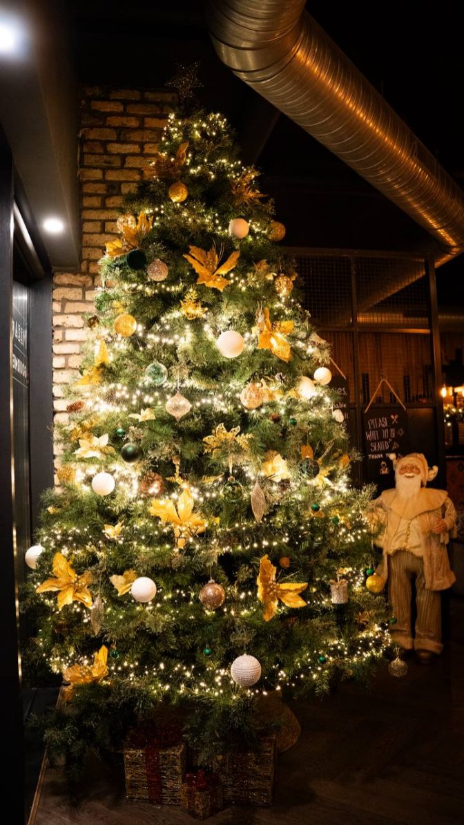 A little behind-the-scenes holiday magic ✨ Decorations up, cozy vibes activated - Christmas at Capones has begun.
#caponesgalway #restaurantgalway #christmasvibes