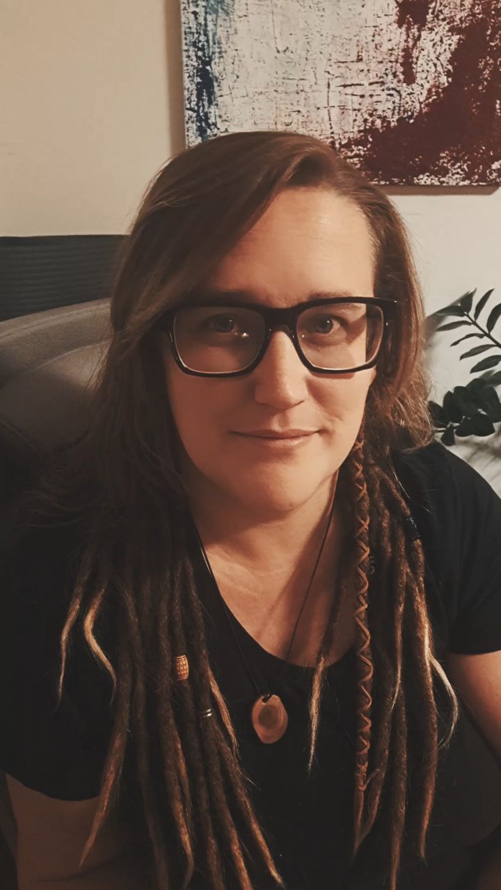 Die Rauhnächte-Rituale passen um moment nicht in mein Leben und ich hab auch viel mehr Lust zurück zu blicken auf das Jahr, darum nehme ich euch mit durch die Dunkelnächte 2025
Kennst du die Sperrnächte oder Dunkelnächte?