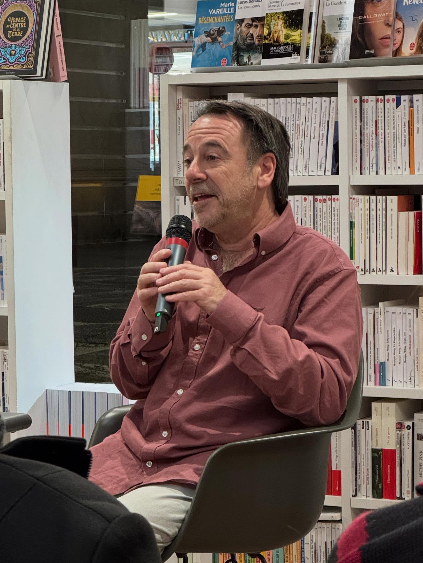 Michel Bussi, parlant avec émotion de ce roman sur le Rwanda et son génocide impardonnable. Un sujet qu’il avait envie de porter à la connaissance du plus grand nombre, en écrivant un roman policier qui lui ressemble et qui s’adresse à ses lecteurs.
À lire. Pour apprendre. Comprendre. Et lire !