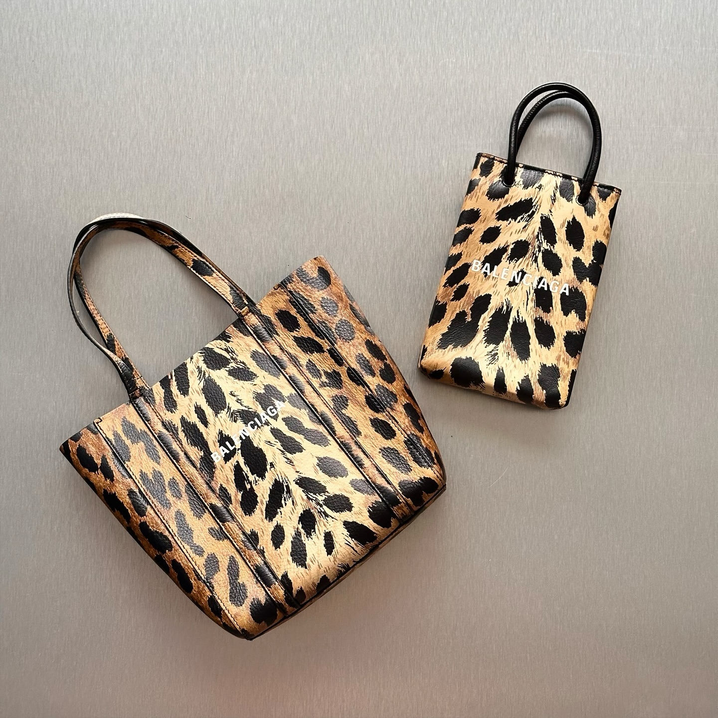 Elevate your daily style with the Balenciaga Everyday North/South Tote and Phone Holder in bold leopard print. Lightweight, versatile, and instantly iconic â perfect for adding a luxury edge to any outfit.
For more information, please refer to the website link provided in the bio.
Listing no: UK 3126 & UK 3127
Opuluxe.sg is not affiliated to the brands featured. We are an independent consignment platform of authenticated luxury products. All trademarks and copyrights remain sole property of the brands.