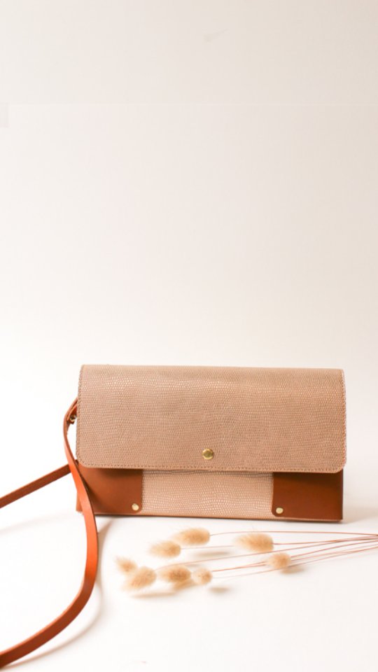 🎄 Merry Christmas J-27 🎄
Idée cadeau : Un sac ou un atelier Maroline ?
💡Vous ne savez pas quoi choisir ? La CARTE CADEAU sera alors la meilleure option !
Eh puis, n'hésitez pas je suis là, si vous souhaitez des conseils ou infos ☺️
Bonne soirée
Marion
Crédit photos : @dis_moi.tout
#ateliercuir #sacartisanal #maroquinerie