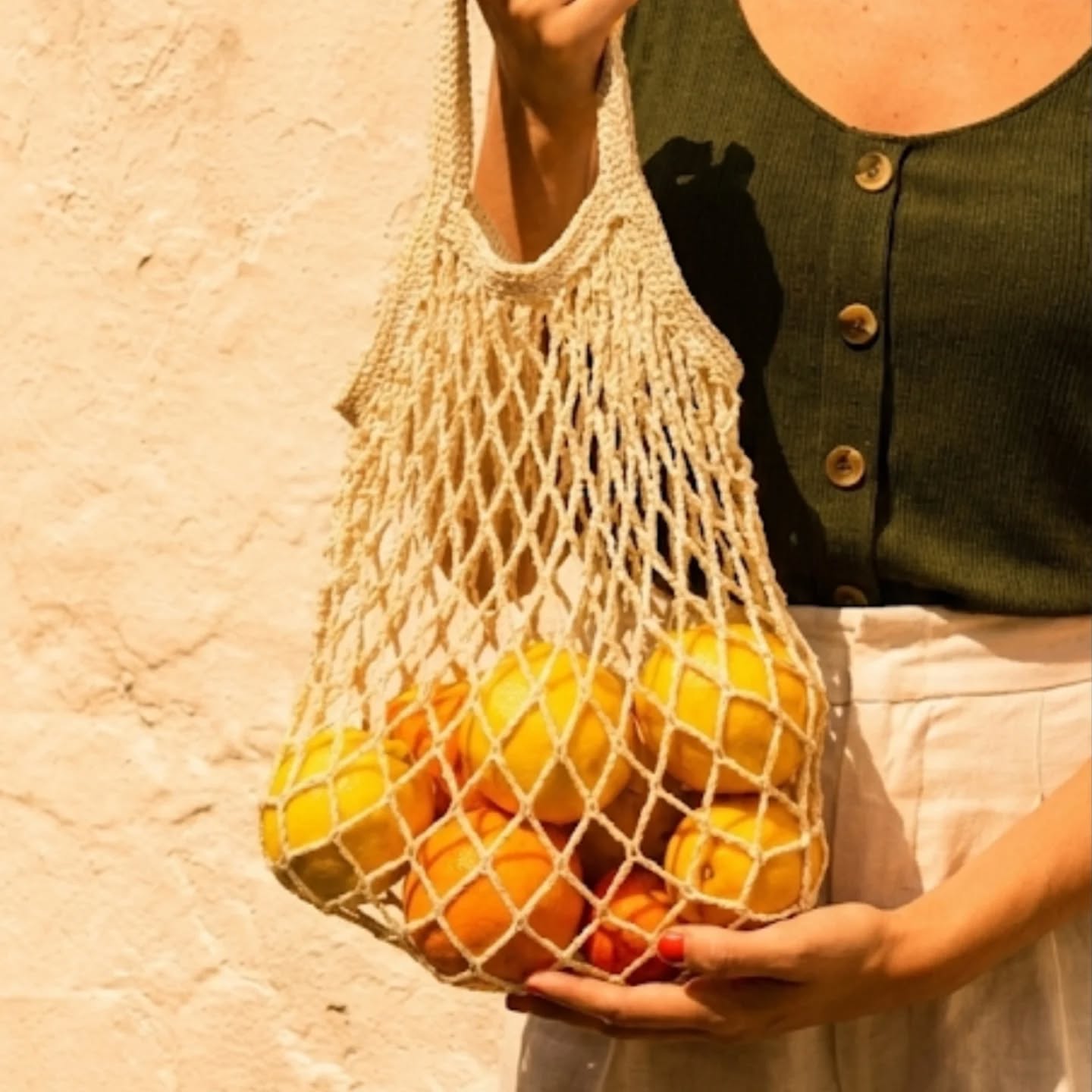 🍃 “A vida é feita do pouco, e é no pouco que mora o muito.”
Aprendi que a força não está nas grandes viradas, mas nos gestos pequenos que a gente repete todo dia.
No cheirinho da feira de sábado, no café que esquenta as mãos, na calma de carregar só o essencial dentro da bolsa.
Quem vive apressado não vê a beleza do caminho.
Mas quem caminha devagar descobre que a felicidade mora nas miudezas:
num vento bom, num sorriso estranho, numa fruta doce escolhida com carinho.
A vida fica mais leve quando a gente aprende a gostar do simples,
e mais bonita quando a gente aceita que é assim que ela floresce. 🌾✨