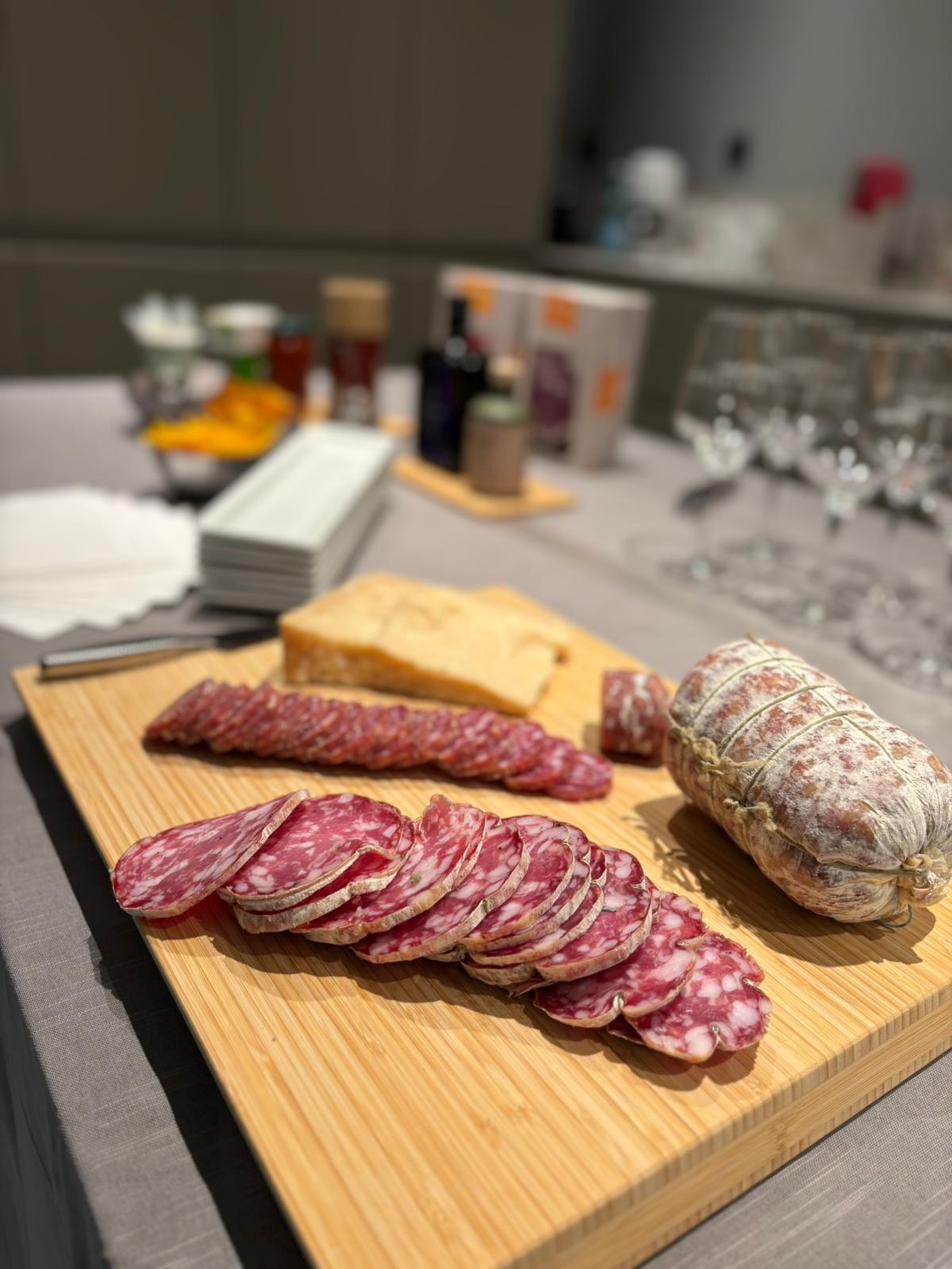 Prova vår salami, perfekt till aperitiffer 🧺
#bonalumifam #italianfood #salami