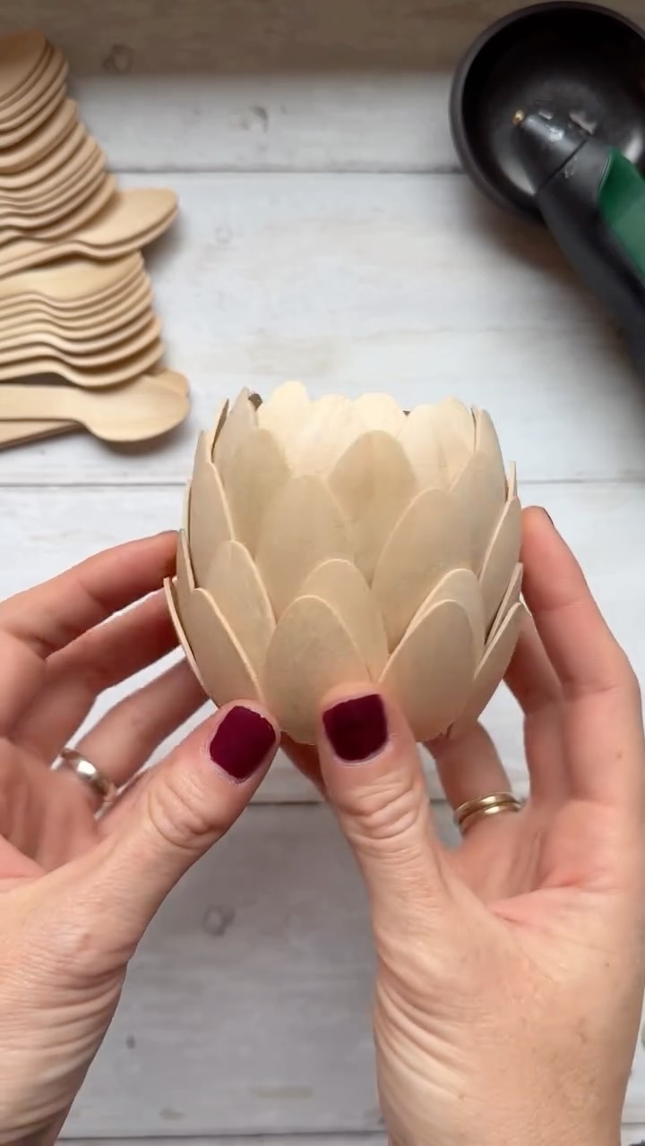 Marmeladenglas DIY 🕯️
Du hast bestimmt auch so ein altes Glas zuhause. Heute zeige ich dir, wie du daraus ein wunderschönes Windlicht für kuschelige Herbsttage zaubern kannst.
Kommentiere mit dem Wort: Kerze
Ich schicke dir dann die Liste mit den Materialien direkt in dein Postfach.
Die unteren Teile habe ich natürlich behalten und sie für ein anderes DIY Projekt verwendet.
#diyideas #marmeladenglas #windlicht #diyherbst #windlichtbasteln #diywindlicht #holzlöffel #heißkleber #basteln #upcyclingidee