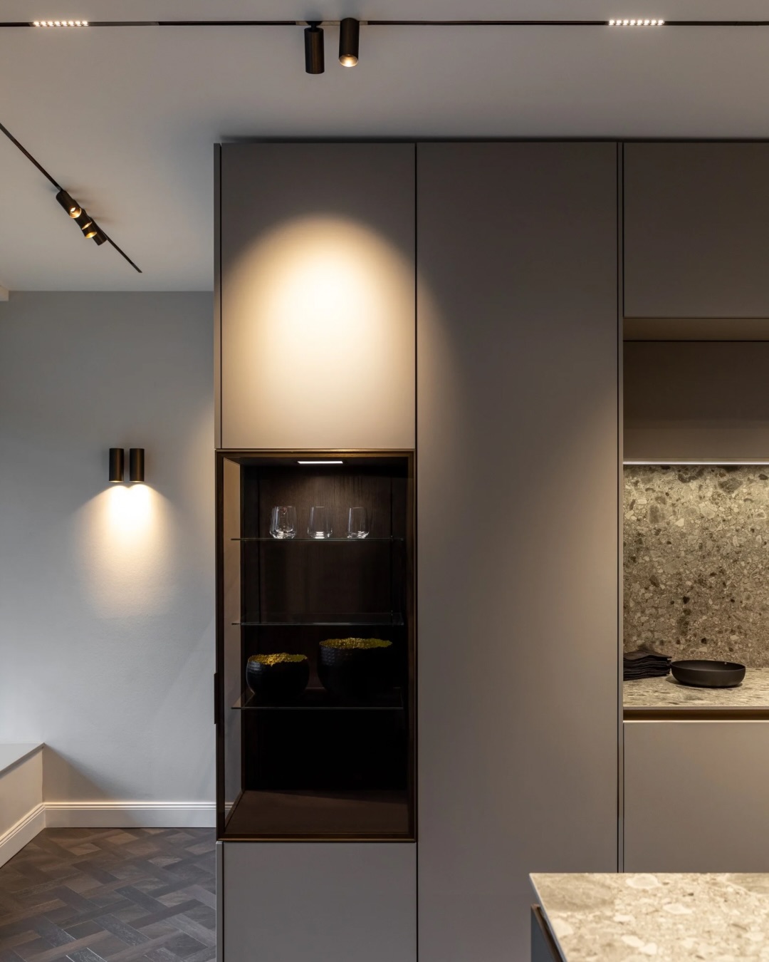 Fotografie und Licht gehört ja bekanntlich zusammen. Doch wenn dann noch eine Beleuchtung im Interior dazukommt, die das Objekt stützt, trägt und hervorhebt, dann entstehen Bilder, die Emotionen wecken 😮💨❤️ Ich liebe solche Projekte in denen klar wird, dass ein „simples Produkt“ durch Ästhetik und Designaffinität an absolutem Mehrwert gewinnt.
Im Projekt mit @lichtkonzept_hofer wurde eine kleine Küchenzeile zum absoluten Hingucker.
#interiorphotography #interieurfotografie #interiorfotografie #küchenplanung #interiorportfolio