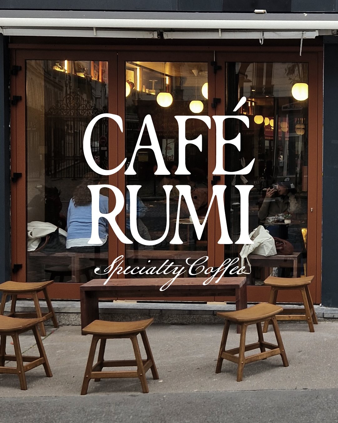 RUMI X MOJO COFFEE CLUB
@rumicafeparis, c’est le projet de Mo et Elena, situé dans le quartier des Ternes à Paris. Ouvert à la rentrée 2025, l’atmosphère poétique et libanaise du coffee shop a déjà séduit les amateurs de café, de pâtisseries orientales et d’ambiance feutrée.
Un projet que nous sommes très heureux d’avoir accompagné. En ce moment, découvrez-y plusieurs de nos cafés, en espresso comme en filtre et en 250g pour la maison.
On souhaite un excellent démarrage à l’équipe, et que Rumi devienne un lieu où, comme le disait le poète, « la lumière du cœur brille plus fort que le soleil ».
📷 @rumicafeparis