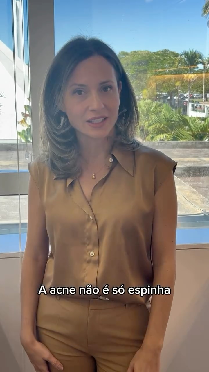 A acne **não é só espinha** — e muito menos é causada por falta de higiene.
Ela é uma **condição inflamatória** e vários fatores podem estar envolvidos no seu surgimento: desequilíbrio da microbiota intestinal, alimentação inflamatória, alterações hormonais, estresse, excesso de oleosidade e, sim, até uma rotina de cuidados inadequada pode piorar o quadro.
Por ser **multifatorial**, o tratamento da acne precisa ser **individualizado**, entendendo quais destes fatores influenciam o seu caso.
A partir dessa avaliação, temos diversas opções de tratamento: adequação da rotina de cuidados, antibióticos tópicos ou orais, ácidos, isotretinoína (a famosa “roacutan”), protocolos com laser e luz, além de procedimentos anti-inflamatórios e tratamentos que estimulam o colágeno para melhorar cicatrizes.
Cada pele tem uma história — e o tratamento certo começa entendendo a sua.
#dermatologistabsb #dermatologiabsb
#dermatologiaintegrativa
#medicinaintegrativa
#esteticabsb #brasilia #suamelhorversão #belezanatural