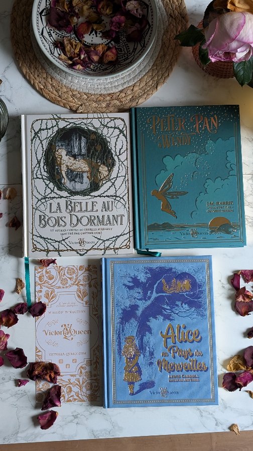 Aujourd'hui j'ai reçu trois livres incroyablement beaux de chez @victoria.queen.editions !
Il s'agit d'éditions illustrées de La belle au bois dormant, Alice au pays des merveilles et Peter Pan. Les couvertures sont des petits bijoux, je trouve que c'est une superbe idée cadeau pour ceux qui aiment les beaux livres.
Je vous en parle bientôt en chronique ♥️
#bookstagram #booklover #bookstagramfr #passionlecture #unboxing #lecture #youngadult