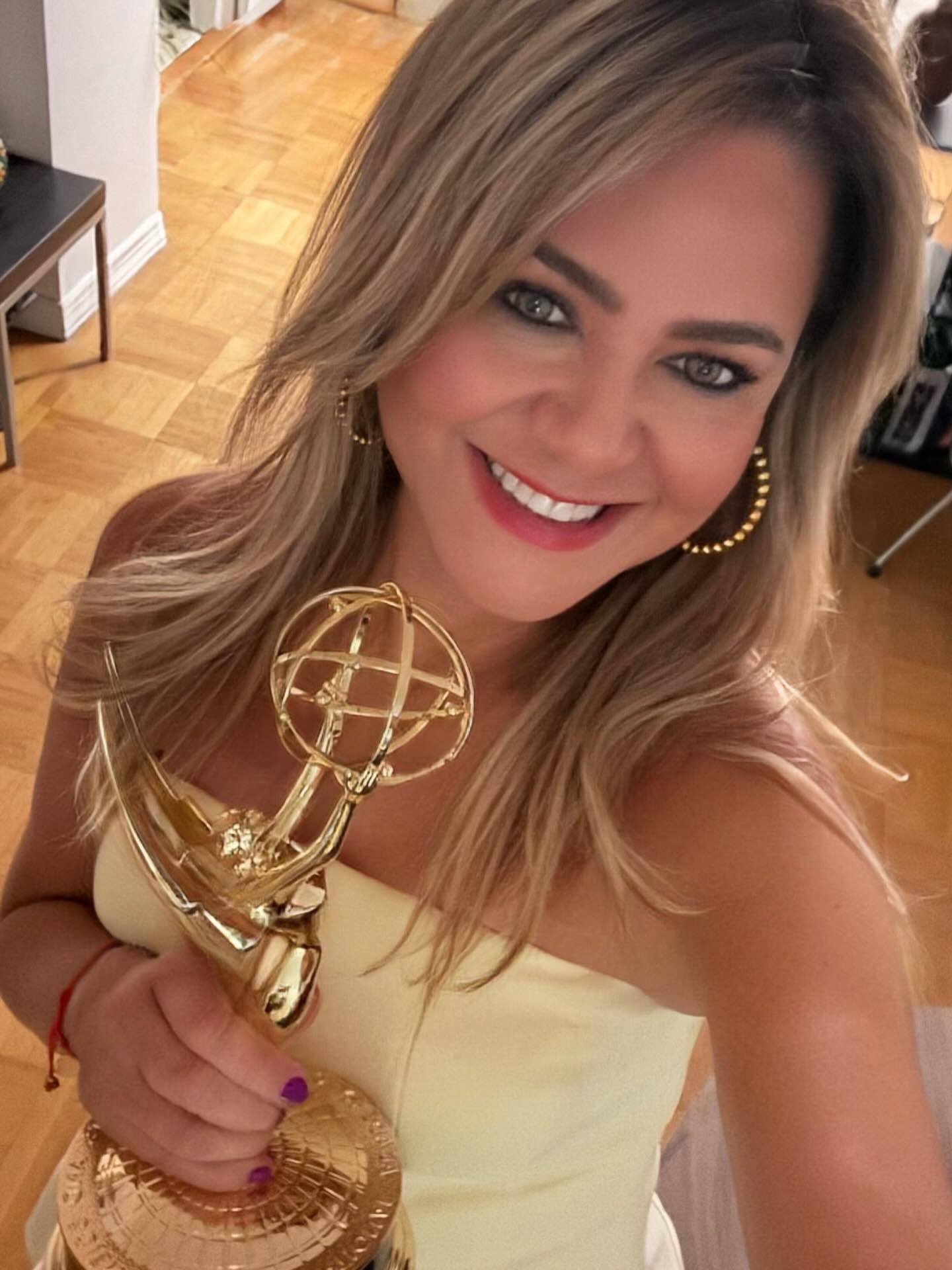Esta semana recibí un regalo muy bonito: mi primer Emmy 🏆✨. Todavía me cuesta creerlo… Este premio es más que un reconocimiento; es la prueba de que los sueños sí se cumplen cuando se trabaja con el corazón ❤️
Pienso en aquella joven colombiana que llegó hace 25 años con una maleta vacía 🎒, sin dinero 💵, pero llena de esperanza y ganas de salir adelante 💪
Hoy abrazo este logro con una gratitud infinita 🙏, porque detrás de él hay lucha, sacrificios, lágrimas y puertas que se cerraron para abrir otras mejores ✨
Este Emmy no es solo mío… es de todos los que se atreven a soñar en grande 🌟.
Sí se puede. Siempre se puede. 💫 #gratitud #familia #amigos