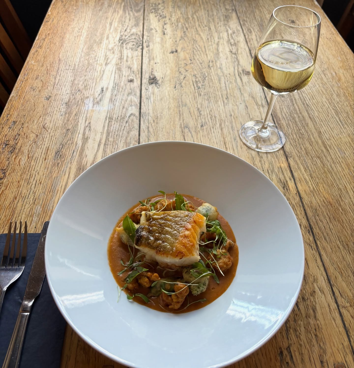 Today’s market fish: Pan roast Pollock, prawn pakora, apple & fennel salad, sprouting broccoli & curry sauce 🐠🍤