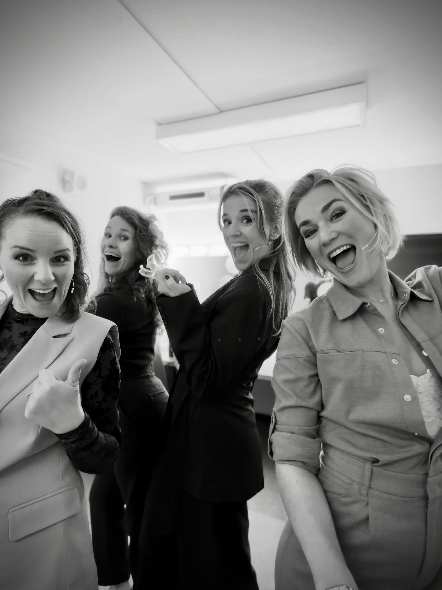 De vriendenavond van @janvanbesouw was een feestje! Dus wij waren weer een stel blije eitjes vanavond. 🥚 Dank dat wij het theaterprogramma mochten verzorgen! 💃
#theater #voorstellingopmaat #cabaret #vocalgroup #zingen #muziektheater #boekonsookgezellig