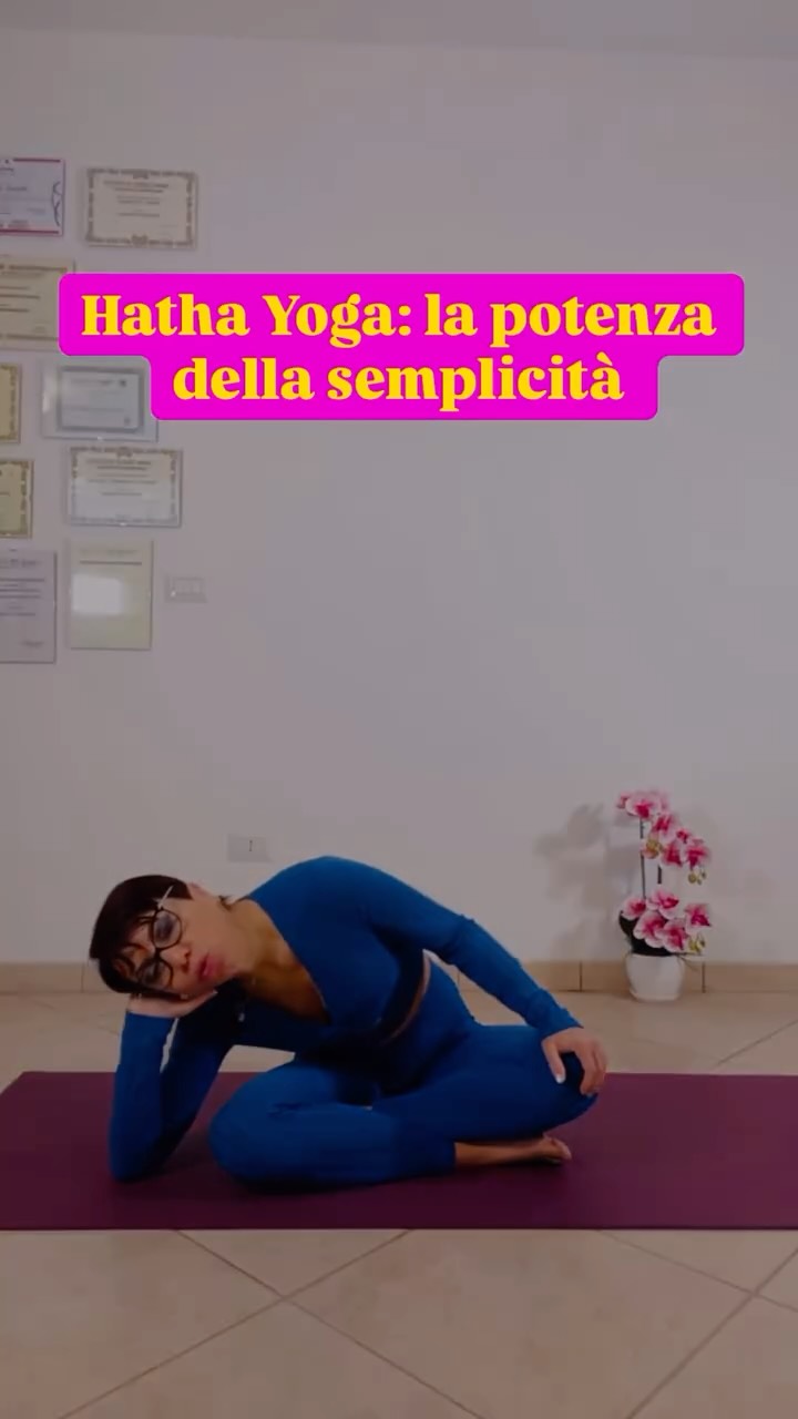 🌿 Un movimento, un respiro, un ritorno a te stesso.
In questo breve esercizio di Hatha Yoga riscopri la forza nella stabilità e la calma nel movimento 🙏
✨ Respira, resta presente e senti la differenza.
👉 Il corso completo di Hatha Yoga è nel link in bio
#HathaYoga #YogaLife #YogaPerTutti #EquilibrioInteriore #Benessere #Consapevolezza #YogaJourney #MindfulMovement #YogaDaily #YogaReel