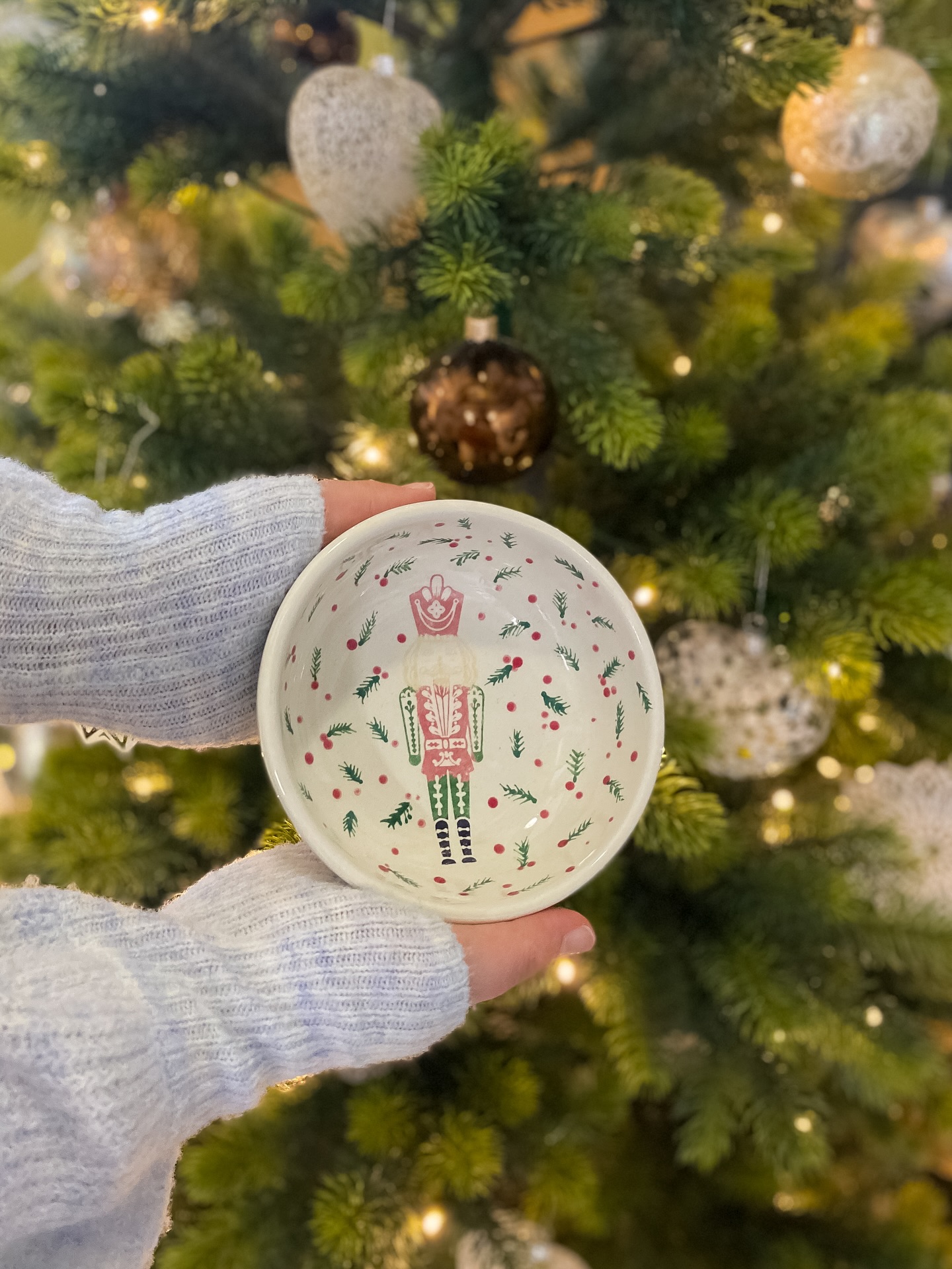 Morgen 17.12. ist die letzte Gelegenheit um Weihnachtsgeschenke zu malen🤩 wie wäre es mit einem supersüssen Nussknacker?!
Den passenden Siebdruck gibts bei uns in der Werkstatt 🤩🎄
#Weihnachtsgeschenkezürich#werk2go#mitliebegemacht#keramikbemalen#keramikmalen#geschenkidee#geschenkehandgemacht#keramikstudio#keramikwerkstatt#winterdeko#weihnachtskeramik#weihnachtsmalen