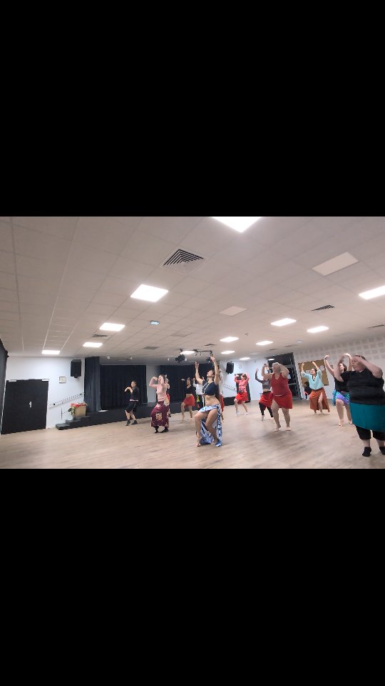 Apprentissage 'Aparima 💙✨
Après avoir appris le haut du corps, on assemble avec le bas.
👣 La coordination c'est toujours la difficulté pour les danseuses débutantes et c'est bien normal.
👣 L'important c'est de travailler cette partie avec de bons exercices 🙏🏽
👣 Et je rappelle que tout est une question d'équilibre : apprendre c'est une balance entre accessibilité et sortie de sa zone de confort.
Bravo à mes belles danseuses du cours de Lamballe !
#oritahiti #dansetahitienne #aparima #vahine