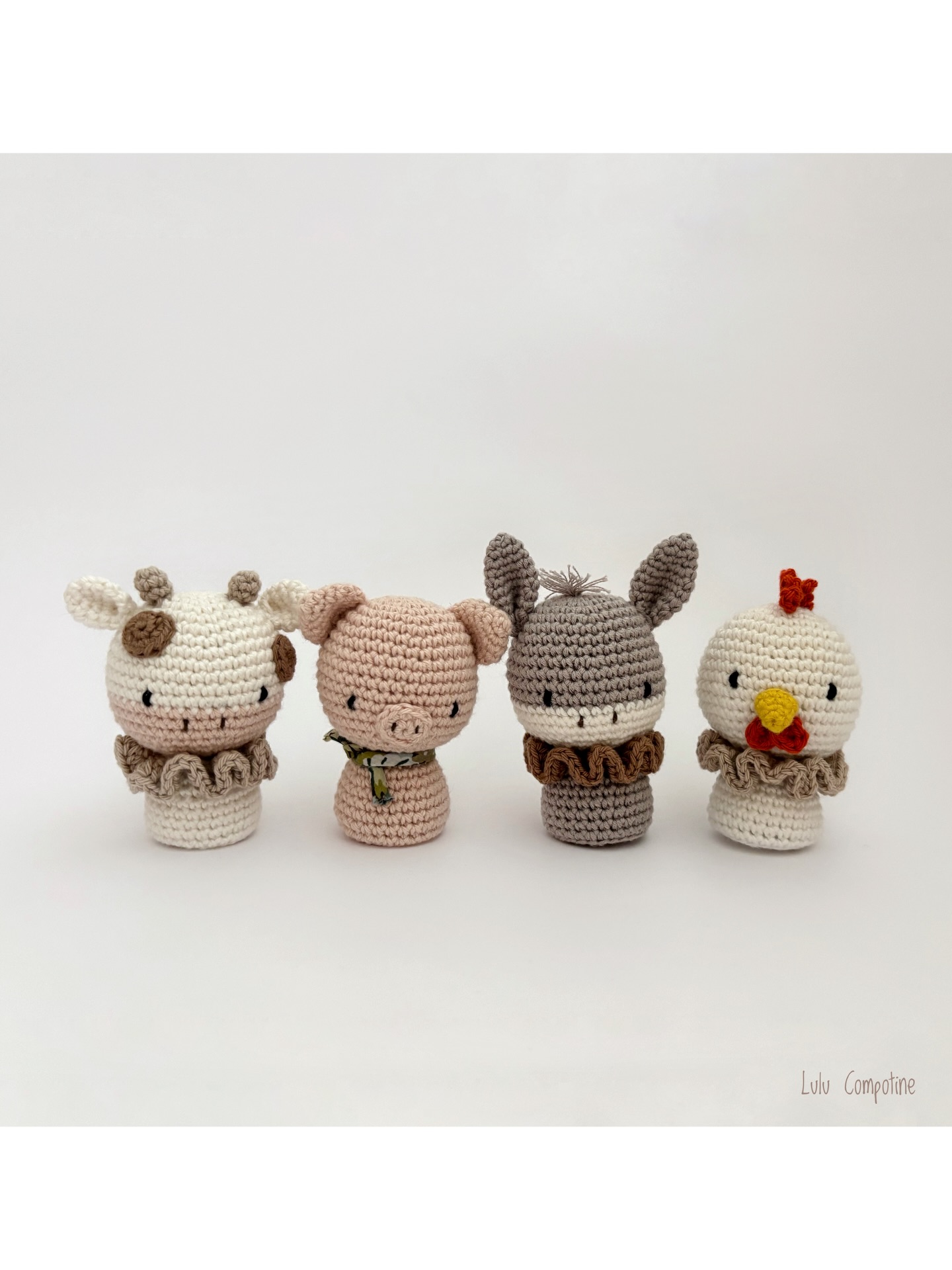 Vous les montrer d’un peu plus près avant de les glisser dans ma valise !
Les Animinis sont de retour avec une nouvelle collection : les animaux de la ferme 🐮🐷🫏🐔 et les animaux du monde 🐻🐯🐨🐘
Vous pourrez les retrouver sous forme de livret tutoriel et de kits au salon Création & Savoir-faire la semaine prochaine et courant décembre sur mon site.
Un petit projet facile à faire et à décliner sous forme de jeu, hochet, mobile, petit présent de dernière minute pour petits et grands, décoration de chambre ou de table… J’espère qu’ils vous plairont autant que les premiers !
#doudoucrochet #crochet #amigurimilove