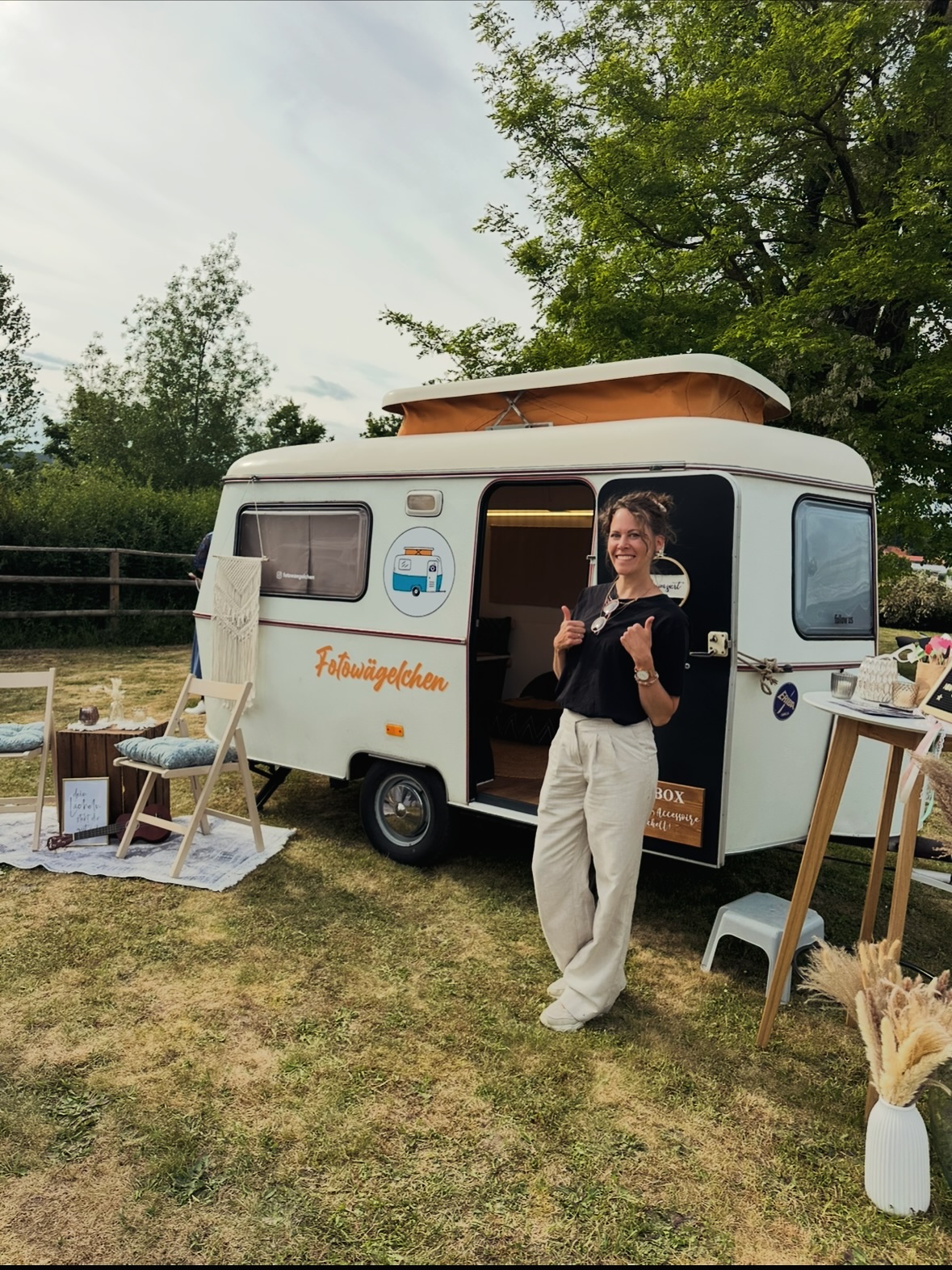 ⸻
📸✨ So funktioniert unser Fotowägelchen – ganz einfach & komplett betreut!
Ihr wollt für eure Hochzeit, Firmenfeier oder euren Event etwas Besonderes?
Unser Foto-Wägelchen macht’s möglich – und so läuft’s ab:
✨ 1. Paket auswählen
Ihr könnt aus drei Paketen wählen – je nach Eventdauer und Bedarf. Schreibt uns einfach oder ruft uns an. Teilt uns mit welches Paket euch interessiert - wir beraten euch gerne.
✨ 2. Termin fix machen
Sobald ihr euren Wunschtermin reserviert habt, blocken wir ihn für euch – unkompliziert & zuverlässig.
✨ 3. Rundum-Service
Wir übernehmen Auf- und Abbau, und sind während der gesamten gebuchten Zeit vor Ort, damit alles reibungslos läuft. Ihr müsst euch um nichts kümmern.
✨ 4. Foto machen – kinderleicht!
Einfach einsteigen, hinsetzen, auf den Bildschirm tippen – Foto machen & Spaß haben!
✨ 5. Sofort zum Mitnehmen
Ihr bekommt zwei Sofort-Drucke direkt vor Ort. Erinnerungen zum Anfassen & sofort in der Hand
Unser Fotowägelchen ist der Hingucker auf jedem Event – und die perfekte Mischung aus Nostalgie, Spaß & schönen Erinnerungen.
Wir freuen uns auf Eure Anfragen! 👐🏻
#Fotowägelchen#Fotowagen#Fotobox#Fotografie#Eventfotografie#Hochzeit#Geburtstag#Taufe#Firmenfeier#Veranstaltung#Event#Hochzeitsfotografie#Fotoerlebnisse#MobileFotografie#Fotoboxmieten#Eventplanung#Erinnerungen #Momentefesthalten#Unvergesslich#Oberfranken#Franken#Bayreuth