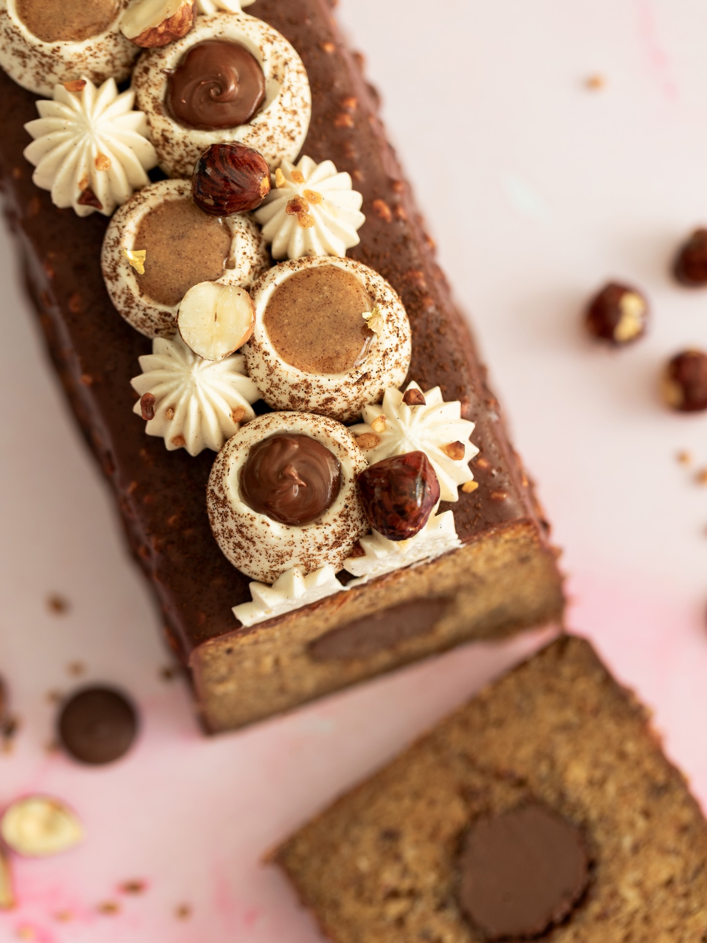 Un cake moelleux à la noisette, doux et parfumé, parfait pour un goûter simple et gourmand.
#cake #noisettes🌰 #travelcake #gourmand #gouter #passioncake #patisserie #lovepastry #pipingplover