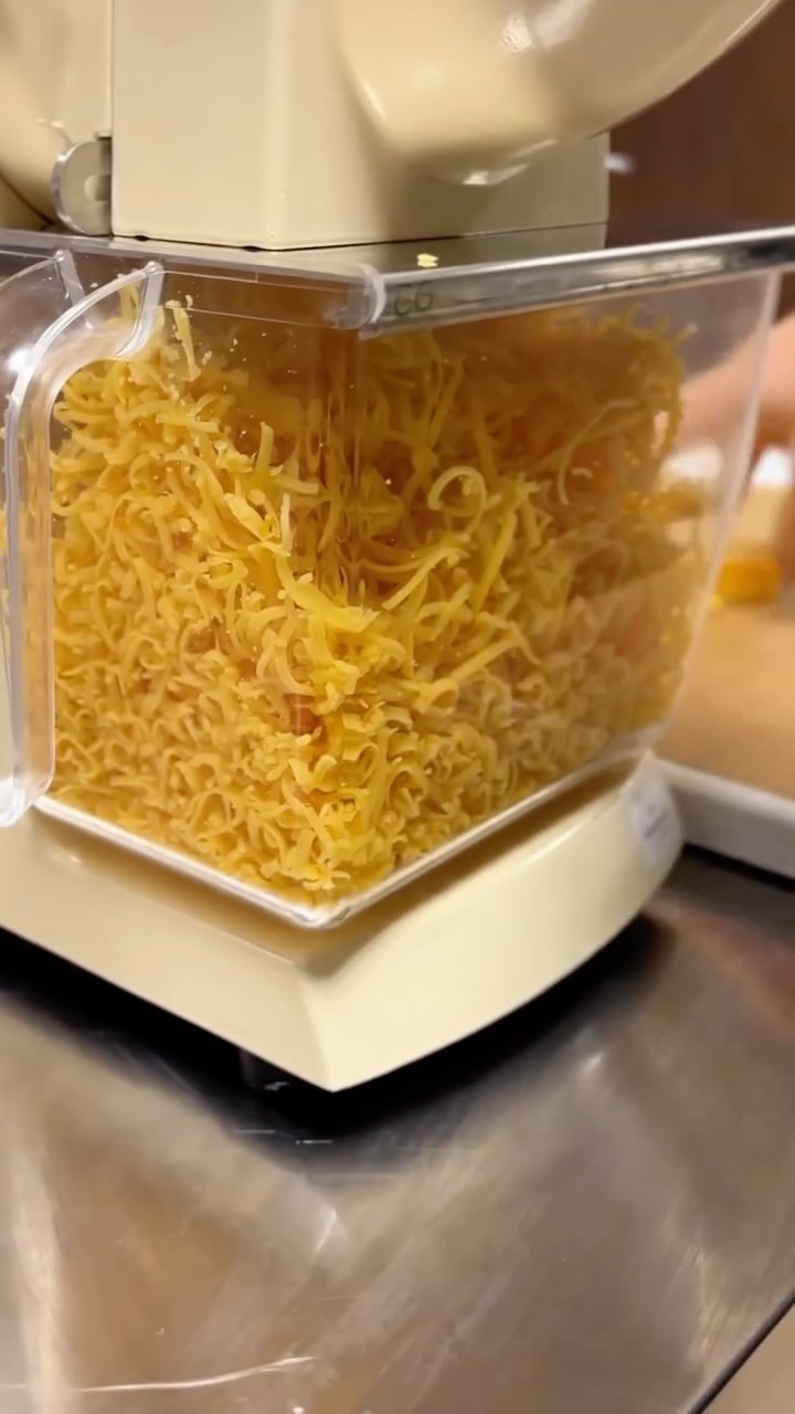 Pour le 𝗖𝗼𝗻𝗰𝗼𝘂𝗿𝘀 𝗜𝗻𝘁𝗲𝗿𝗻𝗮𝘁𝗶𝗼𝗻𝗮𝗹 𝗱𝘂 𝗪𝗲𝗹𝘀𝗵 𝟮𝟬𝟮𝟱, les candidats utiliseront la crème de la crème du cheddar spécial Welsh : le 𝗚𝗮𝗹𝗹𝗼𝘄𝗮𝘆.🏴 @gallowaycheddar
Un fromage tellement iconique… qu’il mérite d’être traité avec respect. 🧀🔥
Et pour ça, il nous fallait un partenaire à la hauteur.
👉 𝗟𝗮 𝗥𝗼𝗹𝗹𝘀 𝗥𝗼𝘆𝗰𝗲 𝗱𝗲 𝗹𝗮 𝗿𝗮̂𝗽𝗲 𝗮̀ 𝗳𝗿𝗼𝗺𝗮𝗴𝗲 𝗽𝗿𝗼.
👉 𝗟𝗮 𝗿𝗲́𝗳𝗲́𝗿𝗲𝗻𝗰𝗲 𝗱𝗲𝘀 𝗿𝗲́𝗳𝗲́𝗿𝗲𝗻𝗰𝗲𝘀.
👉 𝗠𝗮𝗶𝘀𝗼𝗻 𝗦𝗮𝗻𝘁𝗼𝘀. @santosaddict
Leurs râpes vont accompagner chaque candidat,
transformer 𝗹𝗲 𝗚𝗮𝗹𝗹𝗼𝘄𝗮𝘆 en pluie parfaite de cheddar,
et garantir ce petit grain de magie qu’on reconnaît immédiatement dans un Welsh de compétition. 🤌
Un immense merci à 𝗠𝗮𝗶𝘀𝗼𝗻 𝗦𝗮𝗻𝘁𝗼𝘀 d’être nos partenaires pour cette nouvelle édition.
Et la cerise sur le Welsh ? 🍒
🎁 𝗟𝗲 𝗴𝗮𝗴𝗻𝗮𝗻𝘁 𝗱𝗲 𝗹𝗮 𝗰𝗮𝘁𝗲́𝗴𝗼𝗿𝗶𝗲 𝗣𝗥𝗢 𝗿𝗲𝗽𝗮𝗿𝘁𝗶𝗿𝗮 𝗮𝘃𝗲𝗰 𝘀𝗮 𝗽𝗿𝗼𝗽𝗿𝗲 𝗿𝗮̂𝗽𝗲 𝗦𝗮𝗻𝘁𝗼𝘀.
Un bijou de compétition…
Ça va râper très fort 🫵
#lillemaville #georgesvlille #faisfondrelewelshchef #villedelille #concoursinternationalduwelsh2025 #welshfest #welshfest2025 #santos #maisonsantos #cidw2025