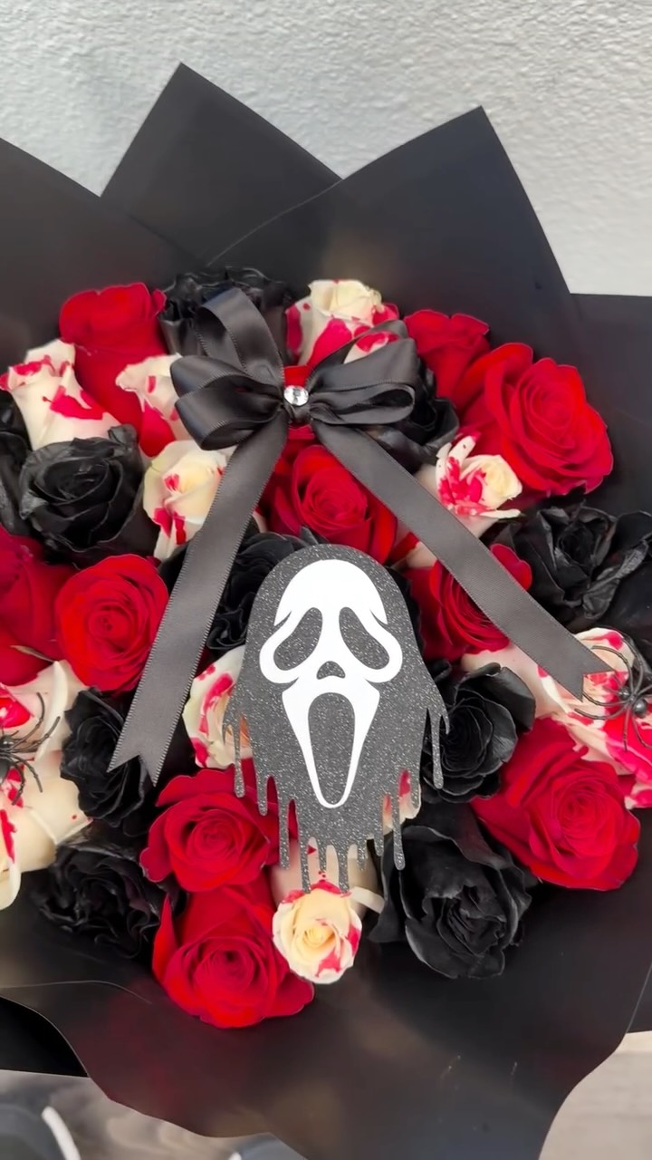 🌹ghostface called, he said flowers are the only thing saving you tonight 🔪
.
.
.
📞order your Scream bouquet before the credits roll!
.
.
. florist: Itzel @ittzzelll