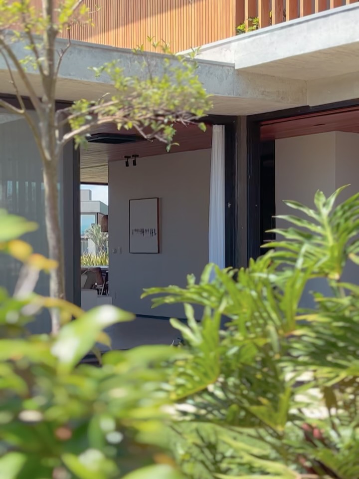 Nesta semana, recebemos o fotógrafo @donadussi para registrar a Casa Ilhas, em Eldorado do Sul. O projeto arquitetônico é da Rmk Arquitetura, enquanto o gerenciamento de execução, os interiores e as áreas externas são da Galeria 733.
A residência apresenta base expandida e corpo recessivo, bem como materiais naturais, tais como pedra, madeira e concreto aparente. Um dos principais desafios foi executar com precisão as interfaces entre os elementos de arquitetura.
Coordenado pela Galeria 733, o processo contou com alto nível de detalhamento, garantindo eficiência e qualidade técnica.
_
This week, we welcomed photographer @donadussi to capture Casa Ilhas, in Eldorado do Sul. The project was designed by Rmk Arquitetura, while Galeria 733 was responsible for the construction management, the interior design, and the outdoor areas.
The house has an expanded base and recessed body, as well as natural materials such as stone, wood, and exposed concrete. One of the main challenges was to accurately execute the interfaces between the elements of architecture.
Coordinated by Galeria 733, the process involved a high level of technical detailing, ensuring efficiency and quality.
#Architecture #tetodemadeira #archlovers #ocean #concretoaparente #summervibes #arquitetura #brazilianarchitects
_____________________________________________
+55 51 99606-0497
contato@galeria733.com.br
•
GALERIA 733