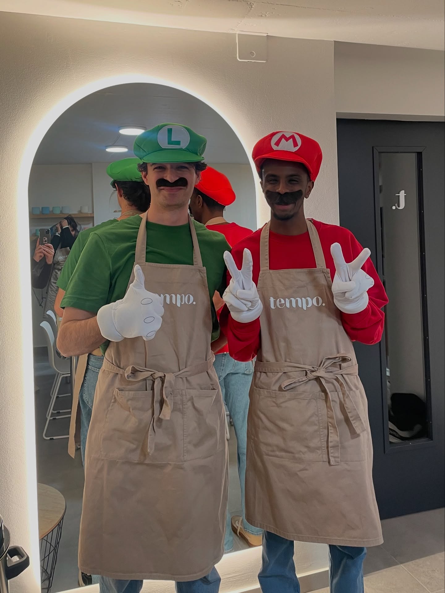 Novembre Recap 🍂🍁
• La présence de Mario et Luigi à la boutique 🔴🟢
• Thème bonbon pour un anniversaire enfants 🍭
• Lever de soleil qui recharge les batteries
• Cadeaux personnalisés
• Pause gourmande en préparation du 6 décembre @lemondesucre_des_soeurs 🧁😋
• La vitrine est installée avec de magnifiques idées cadeaux @nextime_ch & @lacucinadileti ✨
• La saison des marchés de Noël est officiellement ouverte - cave ouverte @cavealaingerber 🍇