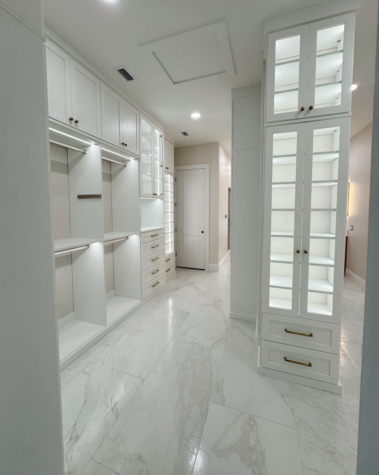 A moment of gratitude ✨
🤍 For the clients who trust me to step into their homes and shape the spaces they begin/end their days in.
Grateful for the trust, collaboration, and chance to create closets that make life feel a little easier and a lot more beautiful.
🤍 Grateful for the team I’m apart of and the partners who believe in my ability & help turn vision into reality
🤍Grateful for the small design details that quietly change someone’s daily routine.
🤍Grateful to be doing work I love, bringing organization, intention & calm into people’s lives, one closet at a time 🙏🏼✨
#GratefulHeart #ClosetDesign #CustomClosets
#Thankful #HomeOrganization