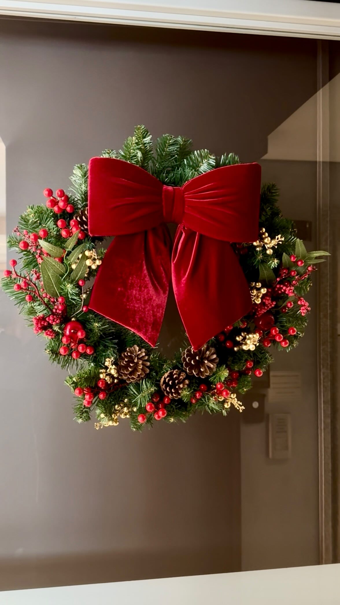 O natal chegou aqui na clínica Pato! 🎄
E pra marcar esse momento, nossa recepção está ainda mais charmosa e repleta de detalhes que marcam essa época tão especial do ano, que é repleta de amor, carinho e bons momentos com aqueles que amamos, e são exatamente esses sentimentos que buscamos promover em cada atendimento.
E aí, o que achou? 😍 Conta pra gente nos comentários!