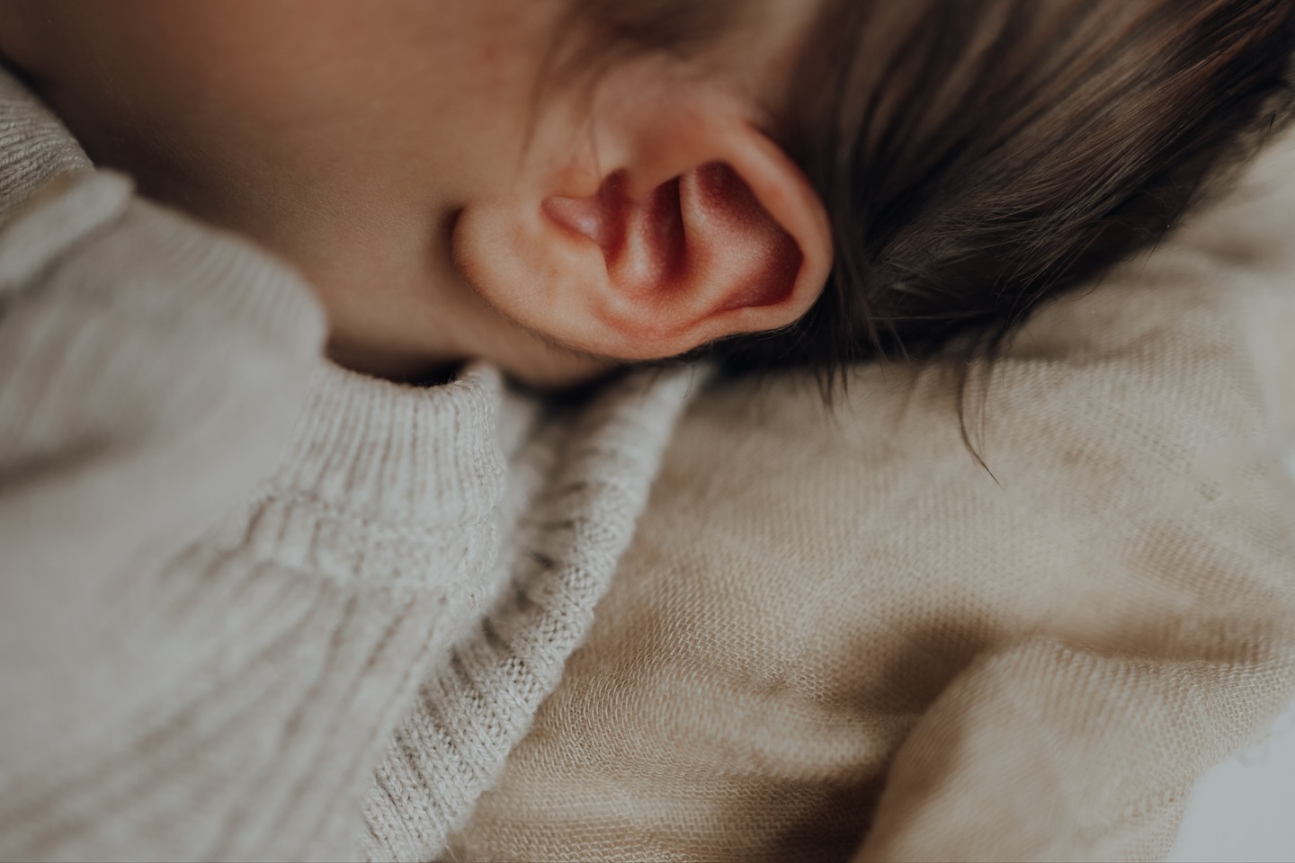 Diese kleinen Hände, dieses erste Wunder im Arm seiner Eltern…
Jedes Mal berührt es mich neu. ✨
Es ist ein Geschenk, Familien auf ihrem Weg begleiten zu dürfen, vom Babybauch voller Vorfreude bis zu diesem winzigen, kostbaren Leben. Zu sehen, wie aus einem versprochenen Glück ein echtes, kleines Wunder wird, ist für mich mehr als nur ein Job.
Es ist eine Ehre. Eine Herzensaufgabe.
Danke, dass ihr mir so viel Vertrauen schenkt. 🖤✨
Wenn ihr euch ebenfalls eine liebevolle fotografische Begleitung wünscht, von der Schwangerschaft bis in die ersten Tage eures Babys – schreibt mir gerne.
Ich freue mich darauf, euren Weg festzuhalten. ✨
#neugeborenenfotografie #newbornshooting #newbornfotography #babyfotografie #fotogeafiegoetz