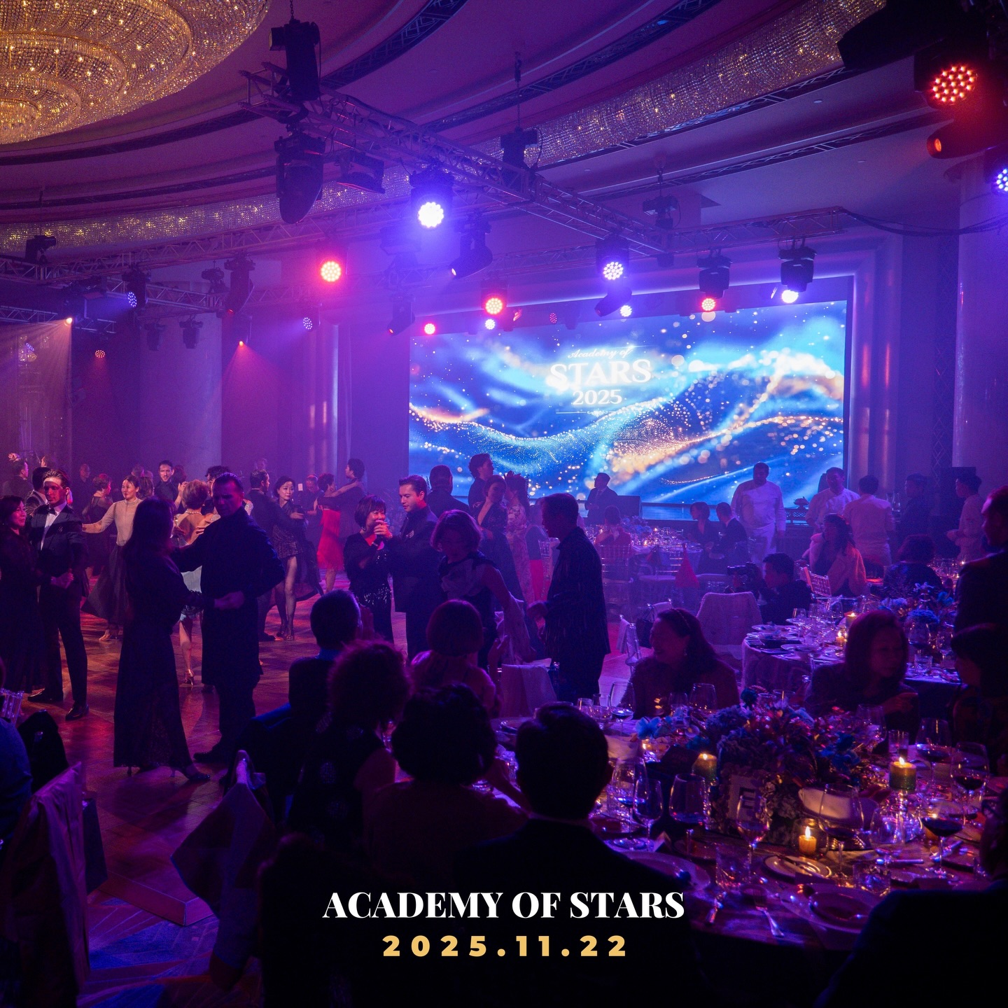 🌟💃
Welcome to Academy of Stars 2025💫
晚會上聚集一眾愛跳舞之人,喺舞台上發光發亮✨
Espectro首次參與😆,除左統籌演出同現場operation,舞會上仲安排咗:
📺Video design
💡Lighting design
🔊Audio effects
演出非常順利!多謝所有演出者同觀眾✨
另外感謝我哋嘅同事、stage crew、helpers,完成各種大大小小嘅任務💠大家從不放過任何細節,不論係事前籌備,定係當日技術支援,小至一份紀念品擺放,都做到鉅細無遺💛
Enjoy the night~
#dinnerparty #danceshow
#eventproduction #onestopsolutions #management
#design #lighting #audio
#hkproductionhouse
#espectro #espectrolimited