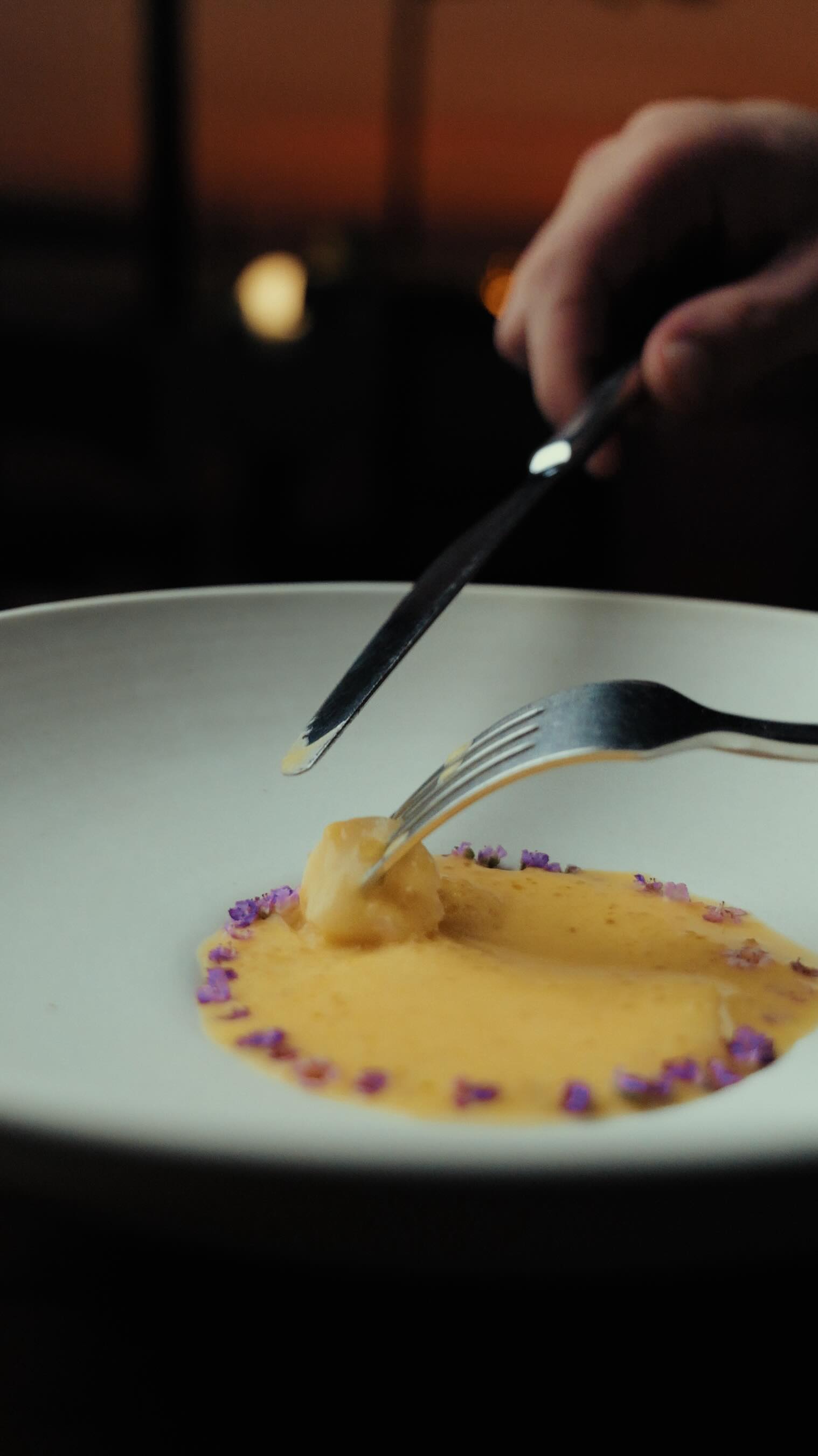 Hand-dived Normandie scallop, kissed by smoke.
Delicate sweetness meets smoked pike roe and whey — a quiet dialogue between the sea’s purity and the chef’s restraint.
At L’Arôme by the Sea, simplicity is precision.
#laromebythesea #laromegroup #festiveseason