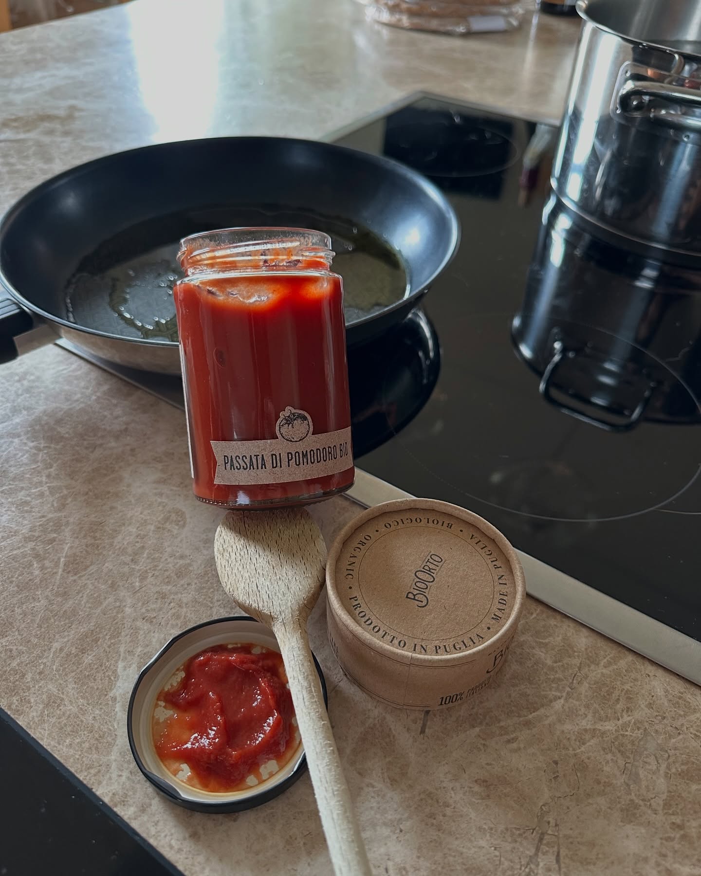 Förbereder pastasåsen med ekologiska och 100 % italienska tomater från @bioorto 🍅🌱
#bonalumifam #italiantradition #ekologiska #italianfoodandwine