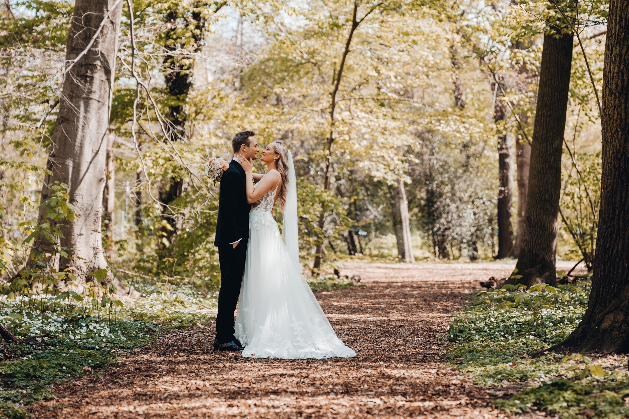 Mit Hanna & Pierre ein bisschen im Kaisergarten, Oberhausen schlendern 🥰
Kurz zuvor hatten die beiden ihren First Look an ziemlich genau der gleichen Stelle. Das war einfach magisch 😍
Das Brautpaarshooting hatten wir vor der eigentlichen Trauung gemacht.
So war es hinten raus für die beiden entspannter 😉