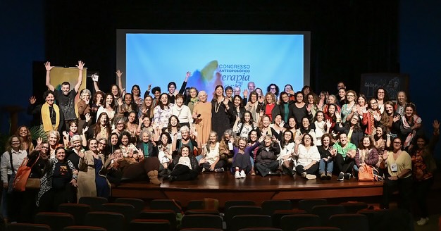 “Sonho que se sonha só é apenas um sonho, mas sonho que se sonha junto é realidade” - Raul Seixas
Desde julho de 2022, início de nossa primeira gestão na diretoria da Aurora, Estefanelli Becker falava que iríamos estruturar um congresso, e o Congresso se tornou realidade.
A AuroraABTAA …. cada associado, bem como nossa profissão saíram fortalecidos
O sonho pouco a pouco foi se materializando até culminarmos na realidade do nosso Congresso Antroposófico Terapia na Arte.
Estamos muito felizes! Somos muito gratas a todos que sonharam conosco, ajudando na estruturação, participando do pré-congresso e congresso, incentivando e enviando boas energias.
Gostaríamos de agradecer ao nosso time.
•Estefanelli Becker
•Sílvia Moraes
•Esther Jossi
•Maria Alice Araújo
•Rosa Prado
•Deborah Schwanke
•karyne Perreira
•Raquel Schramm
Tradutora voluntária Maria Lúcia Simonsen ( inglês) e Deborah Schwanke ( espanhol) entre outras colegas associadas e alunas.
Seguimos juntas levando a Terapia Artística Antroposófica à todos ligados à Antroposofia e além... no mundo.