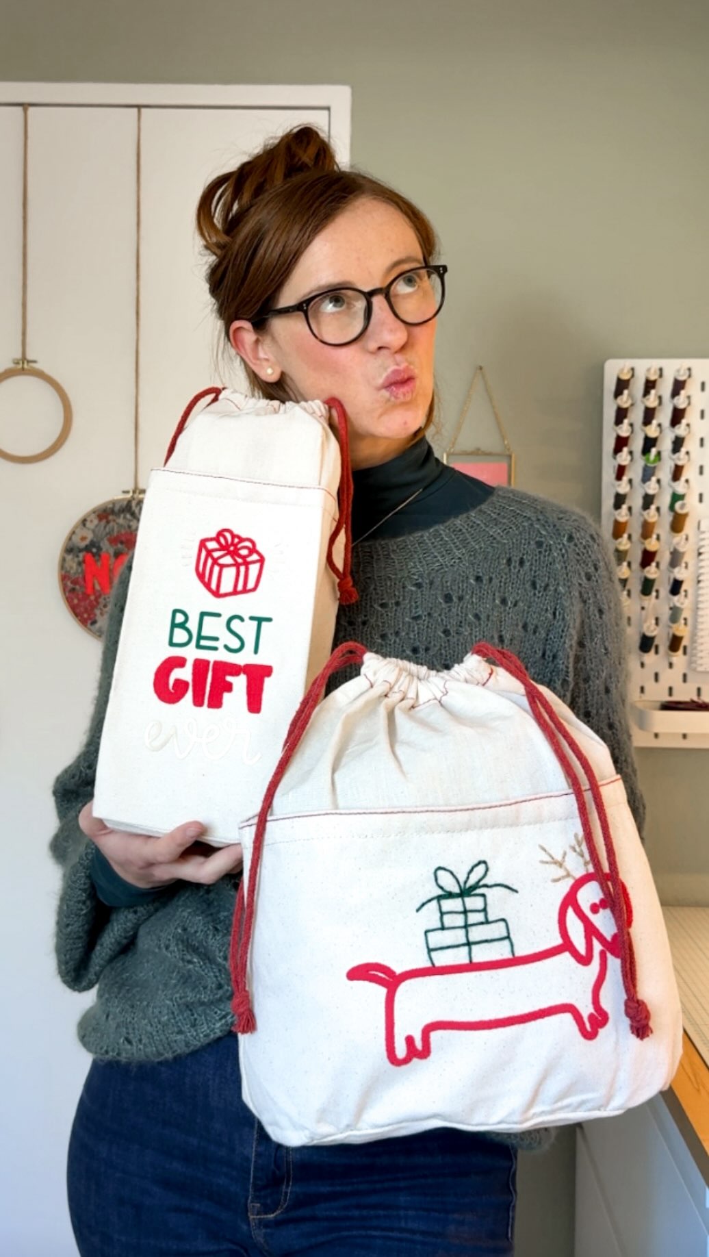 🎄Weihnachtliche Geschenkbeutel mit Puff-Effekt! ✨
Wusstest du, dass du mit der Puff Iron-on Folie von Cricut super coole 3D-Effekte auf Stoff zaubern kannst? Ich hab damit einfache IKEA-Aufbewahrungsbeutel GULLRISMOTT in kleine Weihnachtsgeschenk-Highlights verwandelt! 🫶
Einfach dein Wunschmotiv mit dem Cricut Maker 3 ausschneiden und aufpressen. (Tipp: für mehr Stabilität ein Stück Pappe in den Beutel legen) – und staunen, wie die Folie beim Erhitzen aufplustert! 🤩
Beim zweiten Beutel hab ich das Ganze noch mit einer kleinen Stickerei kombiniert – ganz easy mit Rückstich und ohne Stickrahmen. 🧵✨
Funfact: Die Cricut-Folien passen perfekt in die IKEA-Beutel. Jetzt fehlen nur noch die Leckereien zum Befüllen – und Weihnachten kann kommen! 🎅🎁
Material / Geräte:
🪡 Cricut Maker
💥 Puff Iron-on Folie
🧵 Stickgarn
🛍️ IKEA-Beutel
#DIY #Cricut #CricutMaker #IronOn #PuffFolie #WeihnachtsDIY #Nähenmachtglücklich #lieseloudiy #cricutyouridea #bastelnmitliebe #handmadegifts