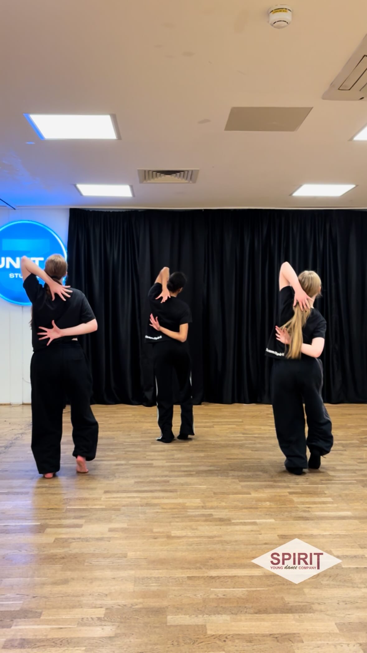 Such gorgeous work from Emily, Margherita and Olivia in contemporary with the wonderful @_hannah.hague_ 🥹
🌟 FREE DAY OF TRAINING WITH Spirit YDC 🌟
➡️ DM US NOW! ⬅️
•
•
#spiritydc #dance #training #londondance #TeamSpirit #danceteam #dancecompany #dancecompetition #competitivedance
#lovedance #london #jazz #lyrical #commerical