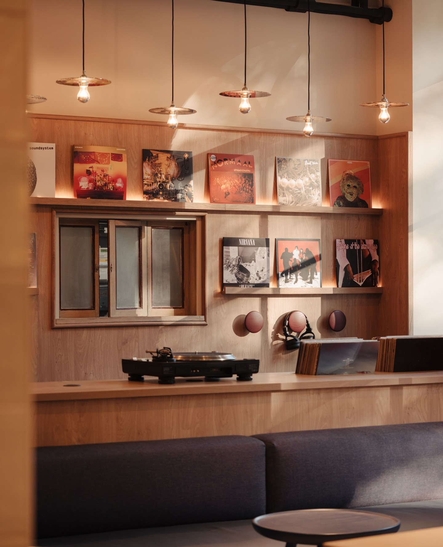 A look into our vinyl listening room at Sticky Fingers Utrecht.
The record player's already been so well-loved by everyone (yes, our team included). Grab a coffee and a pastry from the bar and come give it your own spin. 🎶✨️