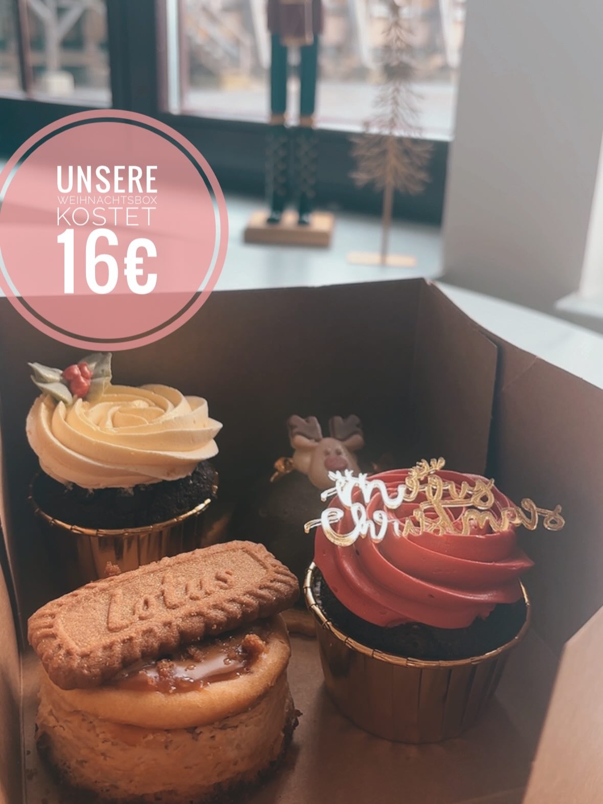 Unsere Weihnachtsbox im Detail:
•2x Schoko-Cupcakes mit Kirschfüllung und Vanillecreme, vegan
•Schokomousstörtchen mit Himbeerkern
•gebackener Lotus Cheesecake
Unsere Boxen können bis zum 20.12. bestellt werden und am 24.12. und 25.12. abgeholt werden.🤍
#cake #cupcake #weihnachtsbox #weihnachtsspecial #christmasspecial #weihnachten #geschenkideen #geschenkidee #cakeinspo #cakeinspiration #konditormeisterin #baddürrenberg #leipzig