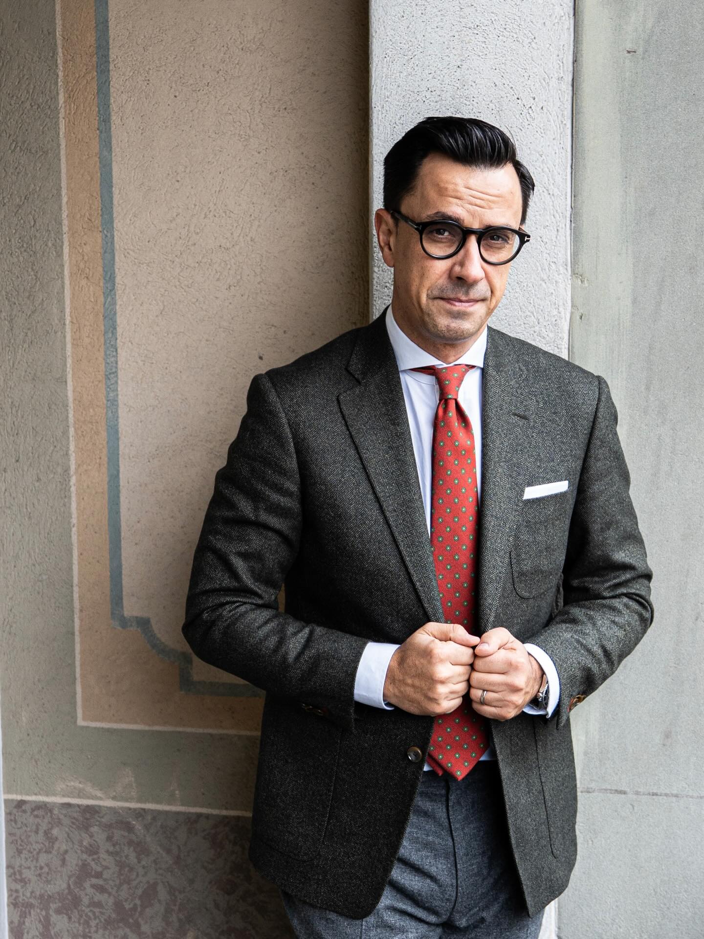 🌿 Friday Look – Klassisch & Charaktervoll 🌿
Ein wunderschöner Fischgrät aus reiner Wolle von Loro Piana in einem edlen Grün setzt den Ton. Dazu eine graue Flanellhose und ein klassisches weißes Hemd – zeitlose Kombination mit Understatement.
Der Eyecatcher: eine orangefarbene Krawatte von Drakes London, die dem Ensemble einen frischen, selbstbewussten Akzent verleiht.
So entsteht ein Look, der perfekt für den Freitag ist: sportlich-elegant, stilvoll und voller Persönlichkeit.#massanzugzürich #masshemdzürich #masssakko #massbekleidungzuerich #herrenmode