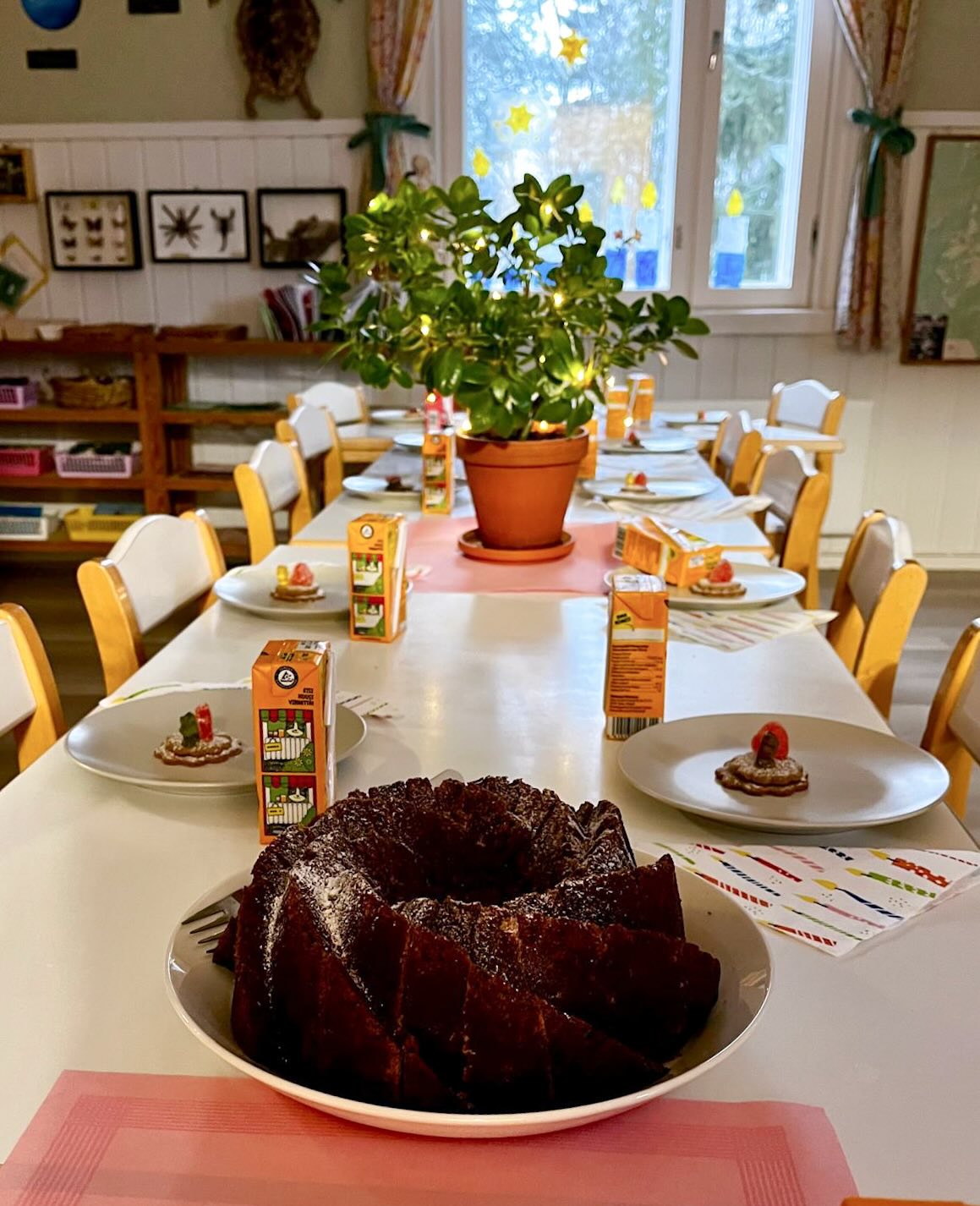 Tällä viikolla olemme viettäneet Lasten oikeuksien viikkoa, joka huipentui tänään Lasten oikeuksien juhlapäivään.🥳
🎉Juhlapäivän ohjelmassa oli mm. keppinukke-esitys ja herkuttelua lasten leipomalla banaanikakulla. Juhlat olivat siis oikein onnistuneet. 🎊
Lapset ovat saaneet vaikuttaa monella tavalla viikon sisältöön juhlapäivän suunnittelemisen lisäksi.
💙Jokaisella lapsella on oikeus olla turvassa, tulla kuulluksi ja kasvaa omana itsenään. Hyvää Lasten oikeuksien päivää!💙
#pikkulukkari #montessori #montessoripäiväkoti #lastenoikeudet #lastenoikeuksienpäivä