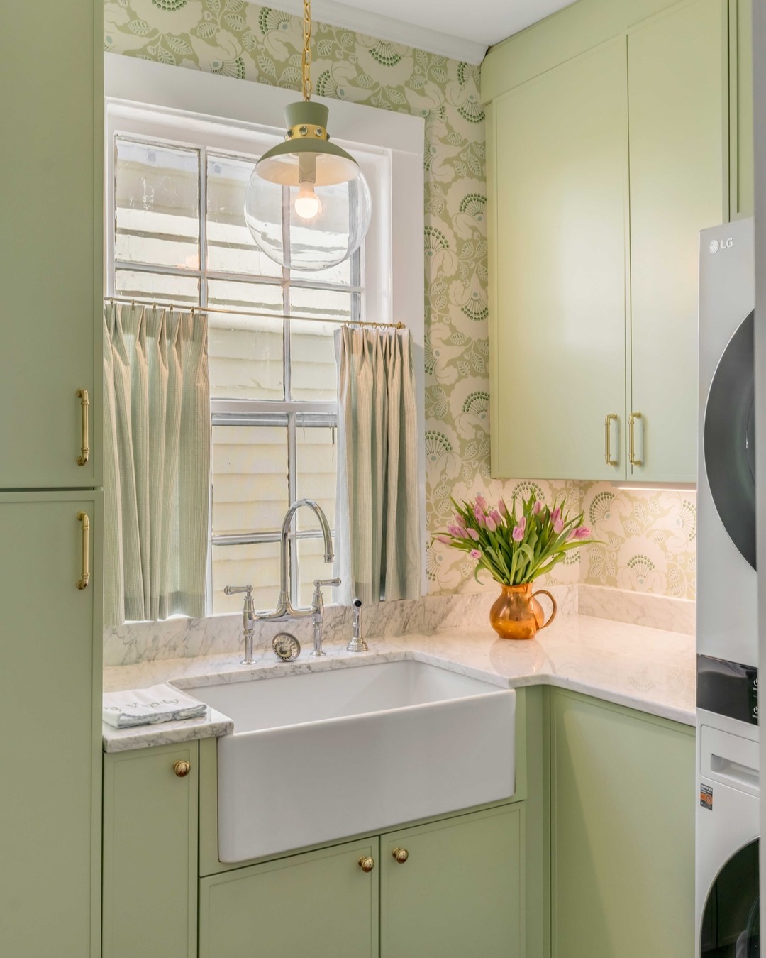 we love a laundry room that packs a punch! š
